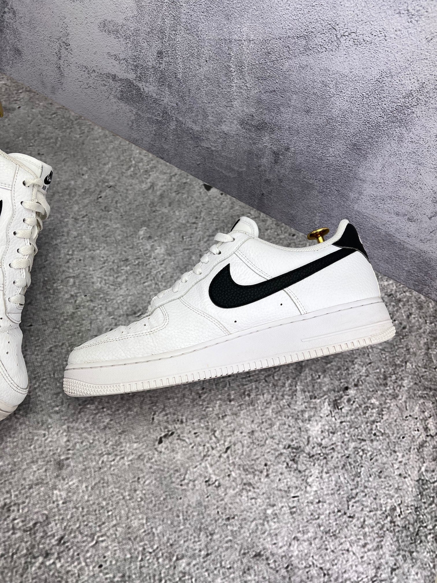 Nike Air Force 1 Low White/Black — buty sportowe męskie w bardzo dobrym stanie rozmiar 45, wewnętrzny panel prawego buta