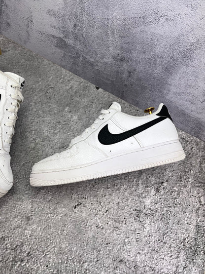 Nike Air Force 1 Low White/Black — buty sportowe męskie w bardzo dobrym stanie rozmiar 45, wewnętrzny panel prawego buta