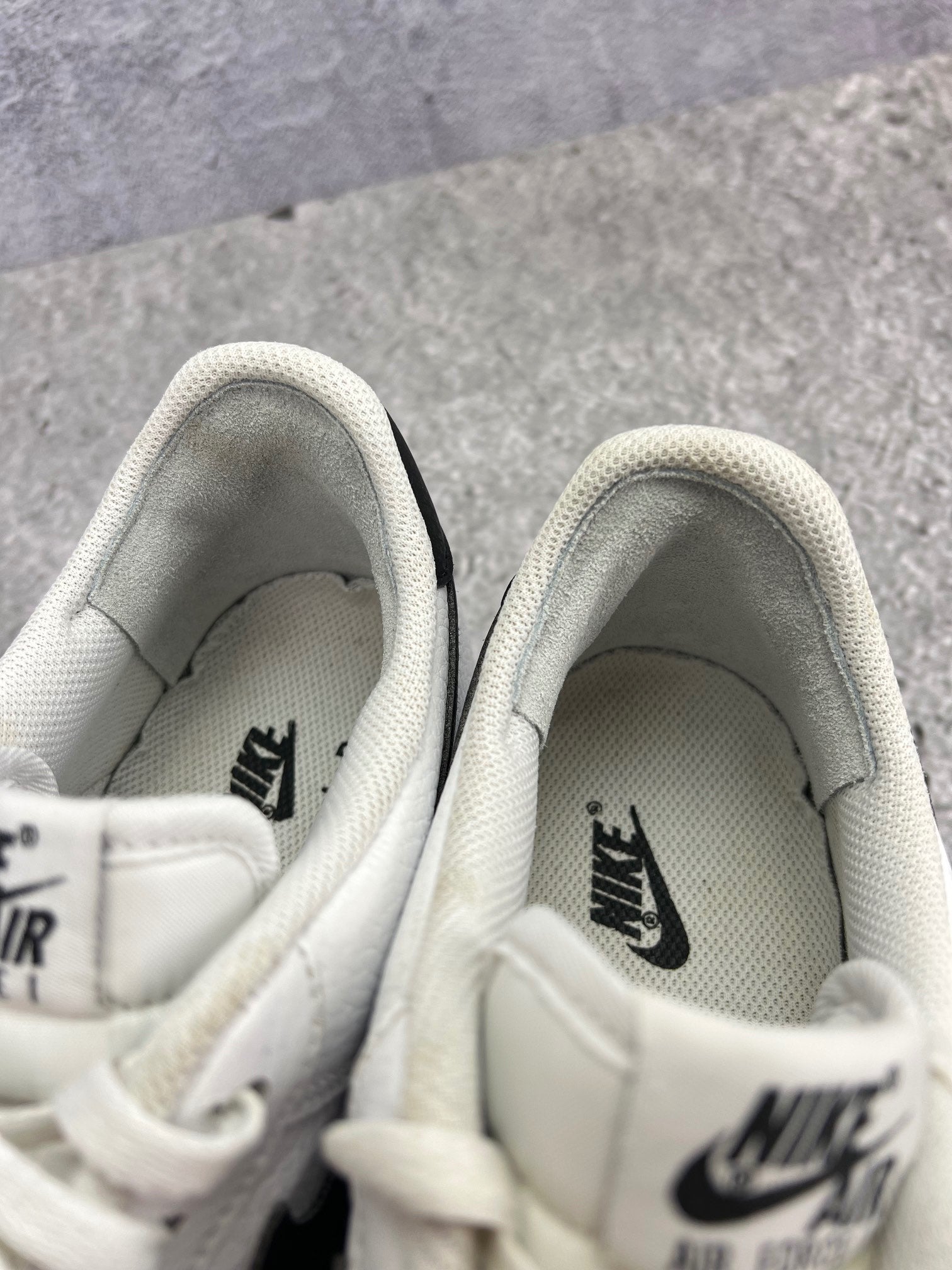 Nike Air Force 1 Low White/Black — buty sportowe męskie w bardzo dobrym stanie rozmiar 45, zapiętki butów