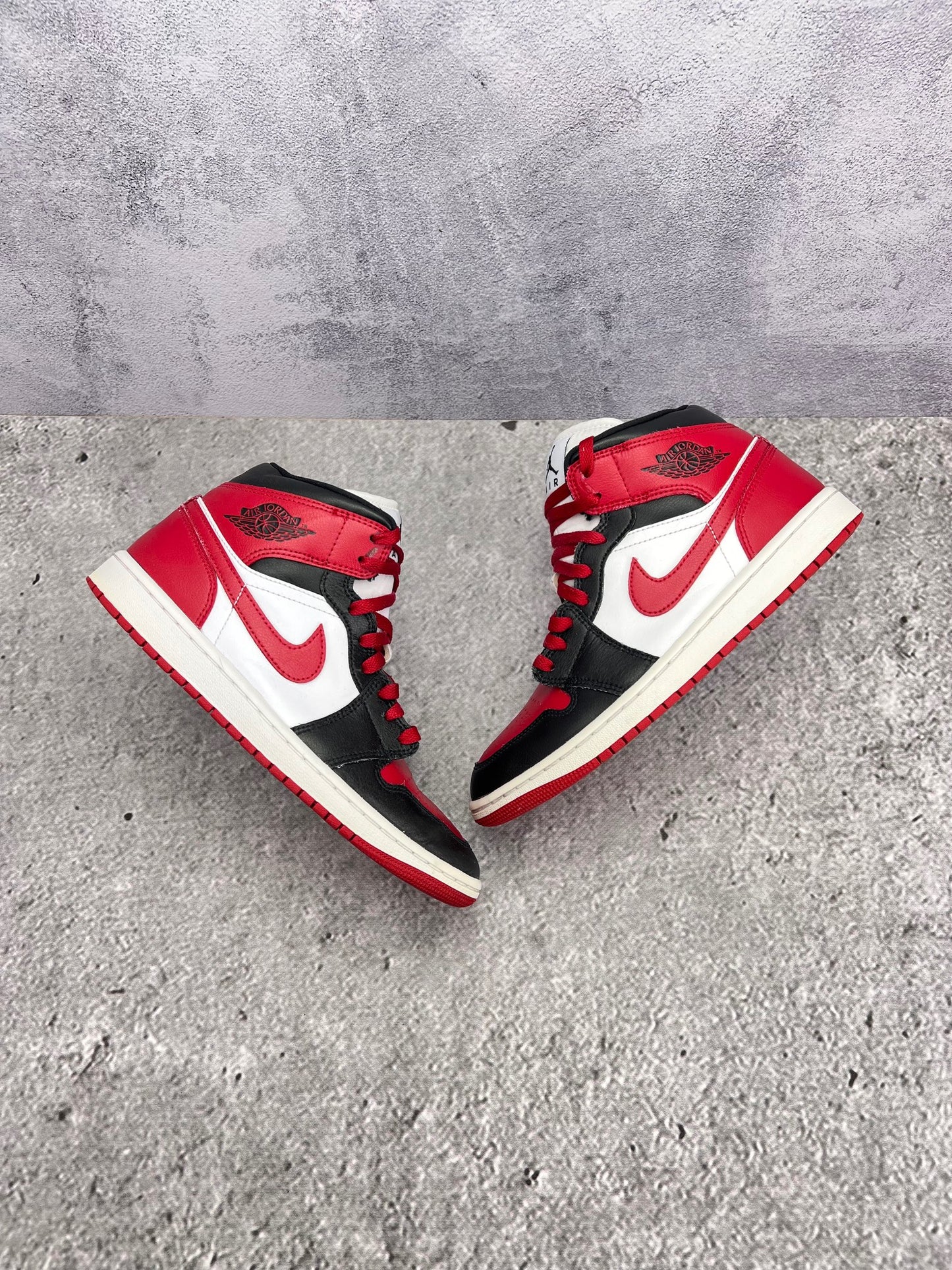 Jordan Air Jordan 1 Mid Alternate Bred Toe - buty sportowe, widok z góry na zewnętrzną stronę butów