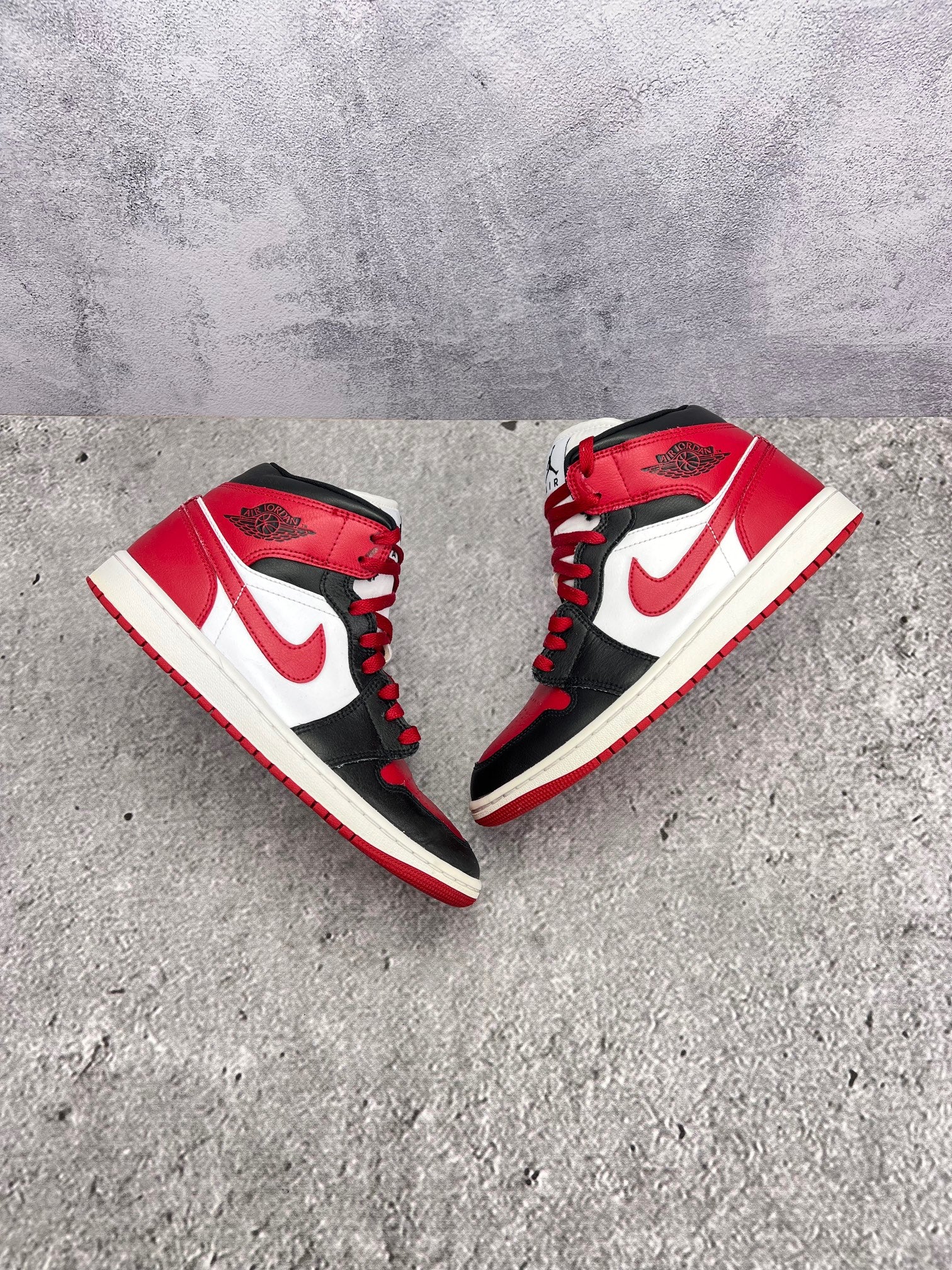 Jordan Air Jordan 1 Mid Alternate Bred Toe - buty sportowe, widok z góry na zewnętrzną stronę butów