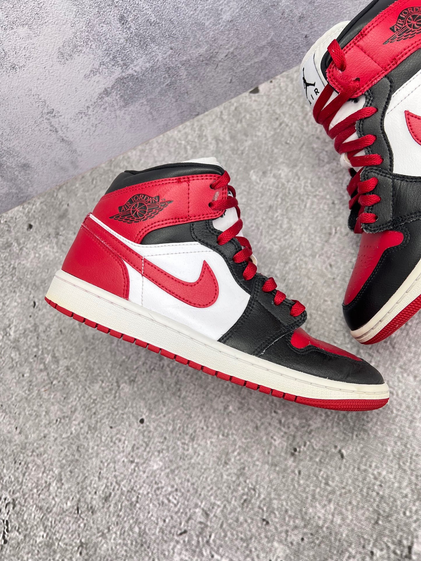 Jordan Air Jordan 1 Mid Alternate Bred Toe - buty sportowe, zewnętrzny panel prawego buta