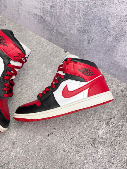 Jordan Air Jordan 1 Mid Alternate Bred Toe - buty sportowe, zewnętrzny panel lewego buta