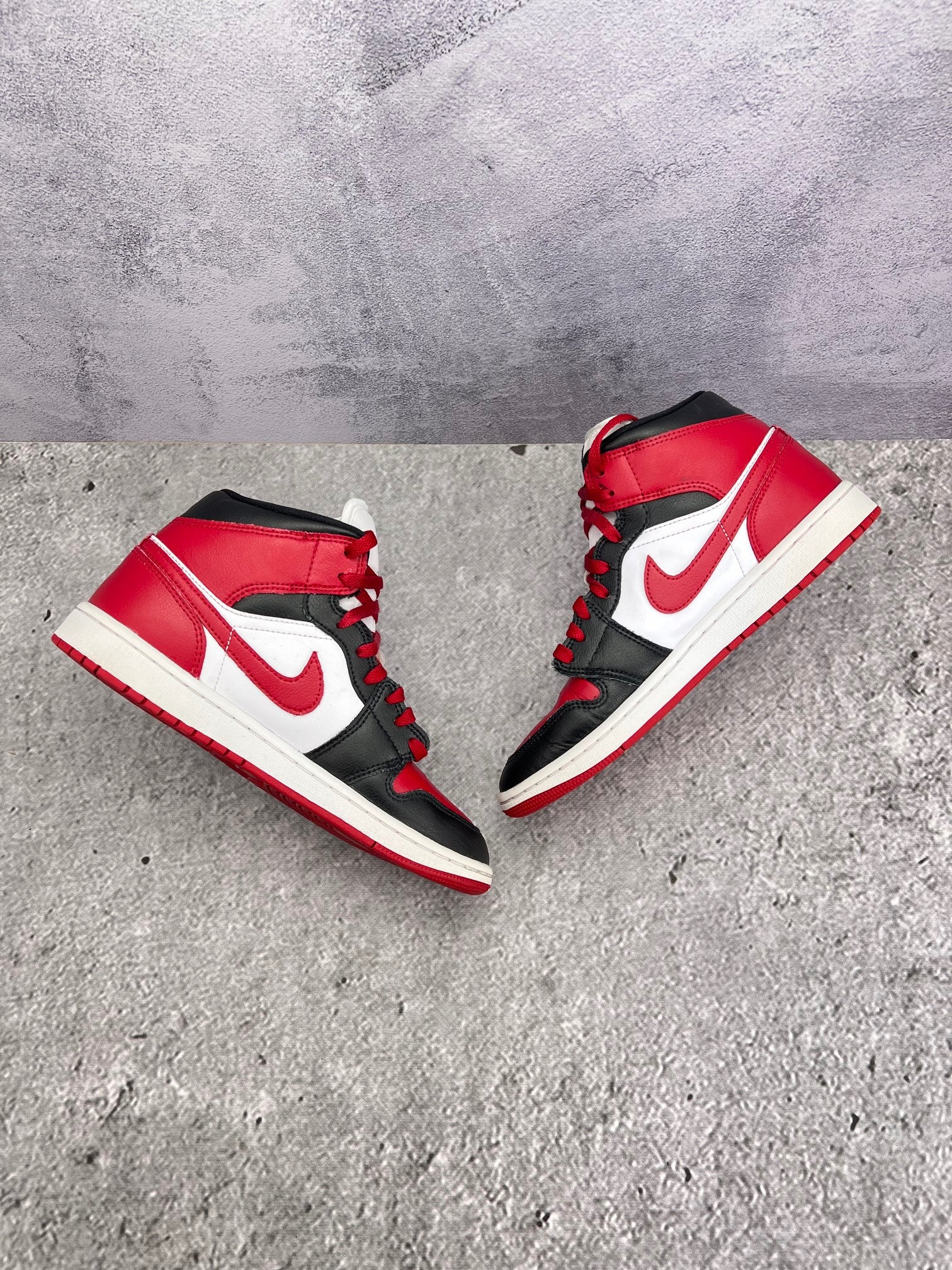 Jordan Air Jordan 1 Mid Alternate Bred Toe - buty sportowe, widok z góry na wewnętrzną stronę butów