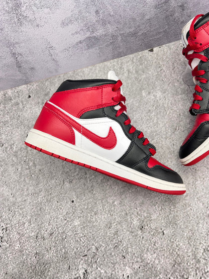 Jordan Air Jordan 1 Mid Alternate Bred Toe - buty sportowe, wewnętrzny panel lewego buta