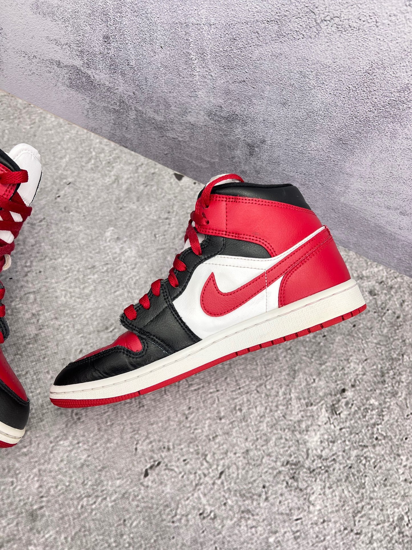 Jordan Air Jordan 1 Mid Alternate Bred Toe - buty sportowe, wewnętrzny panel prawego buta