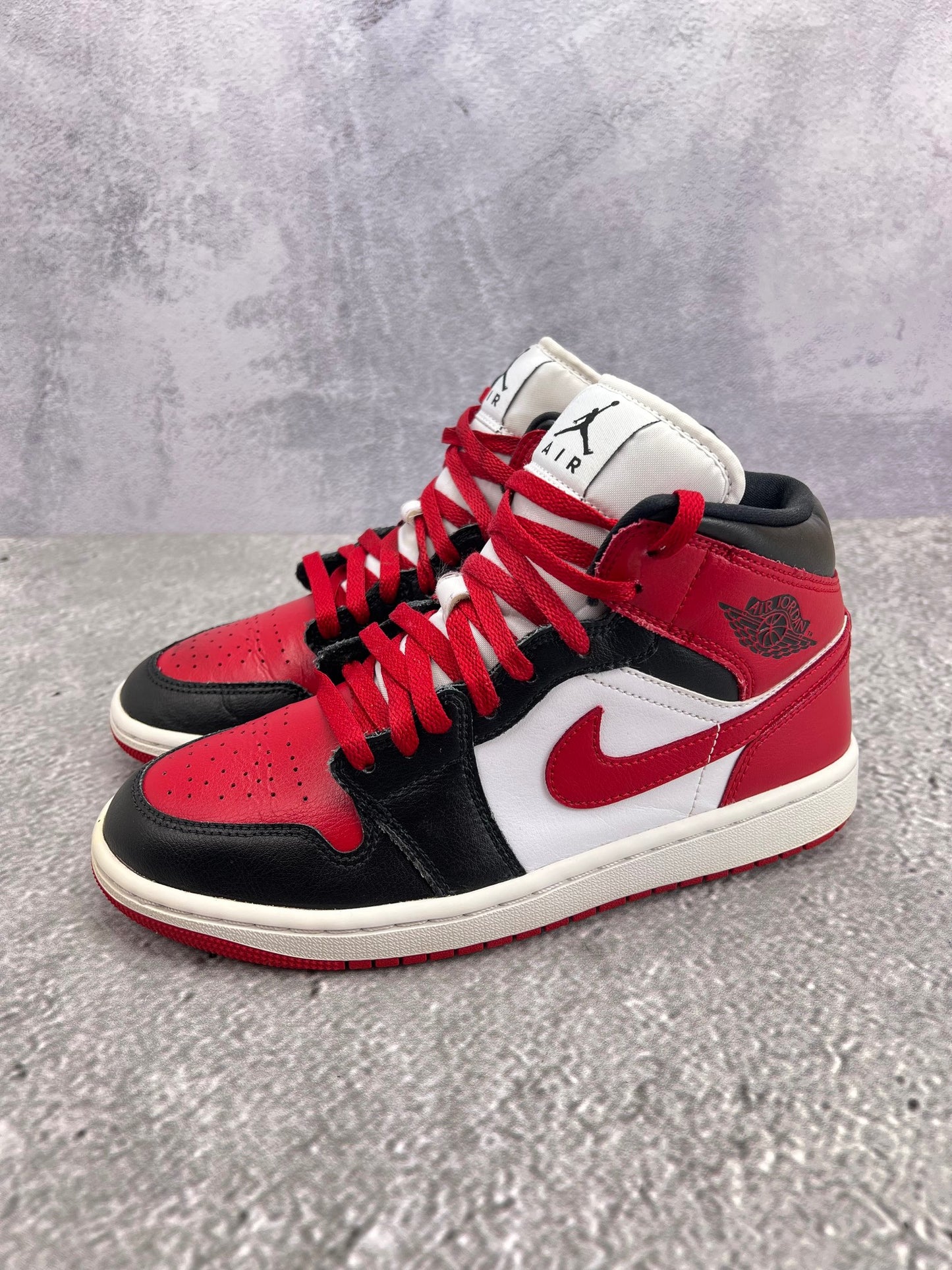 Jordan Air Jordan 1 Mid Alternate Bred Toe - buty sportowe, widok z boku na tle studyjnym