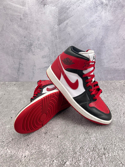 Jordan Air Jordan 1 Mid Alternate Bred Toe - buty sportowe, para butów, widok z boku na tle studyjnym