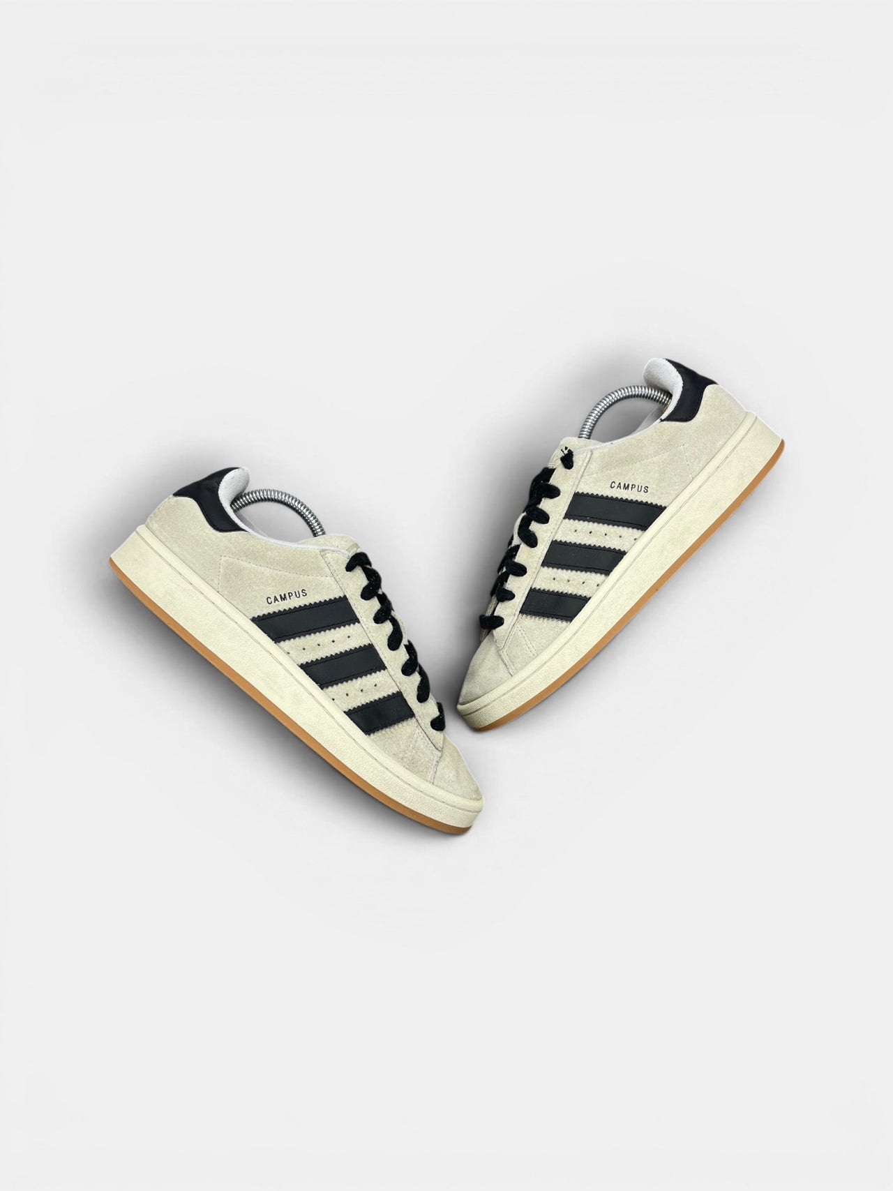 Adidas Campus 00s Crystal White Black — buty sportowe męskie w bardzo dobrym stanie rozmiar 41 1/3, widok z góry na zewnętrzną stronę butów
