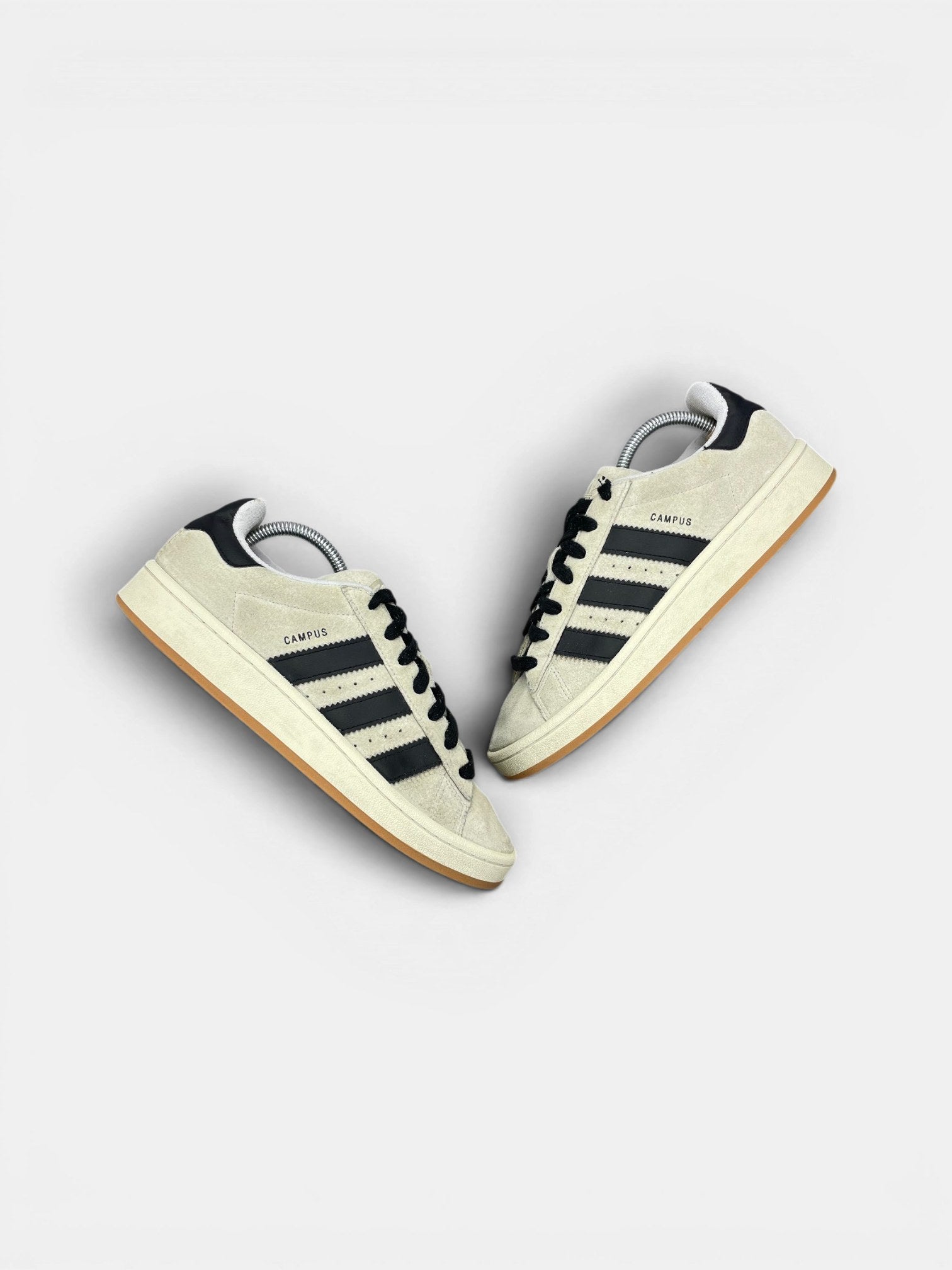 Adidas Campus 00s Crystal White Black — buty sportowe męskie w bardzo dobrym stanie rozmiar 41 1/3, widok z góry na zewnętrzną stronę butów