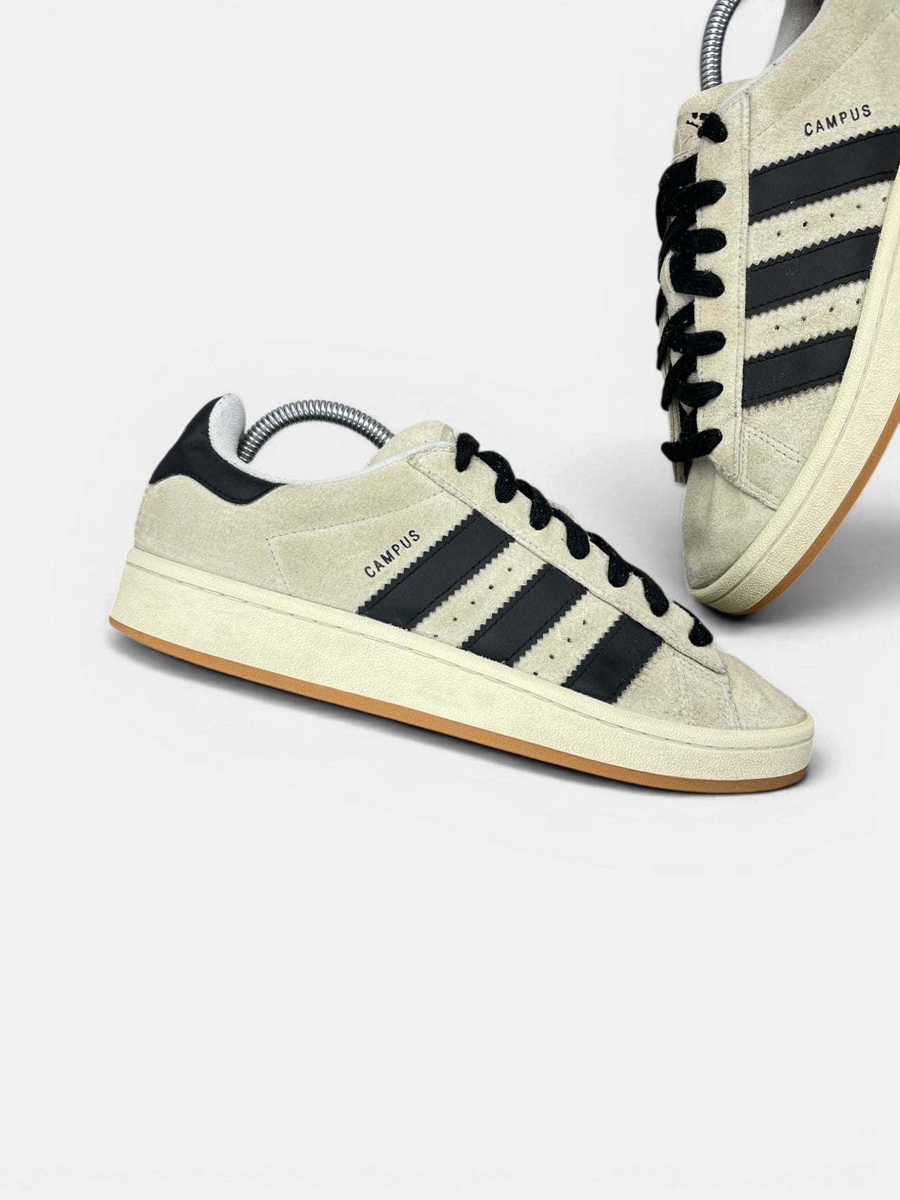 Adidas Campus 00s Crystal White Black — buty sportowe męskie w bardzo dobrym stanie rozmiar 41 1/3, zewnętrzny panel prawego buta