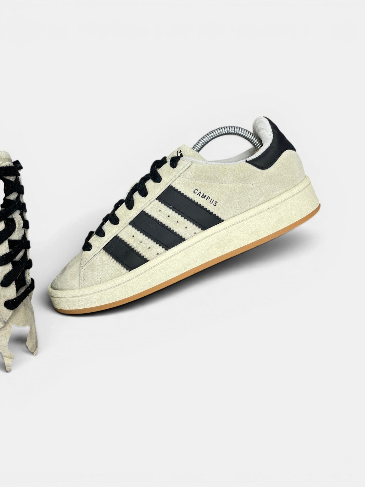 Adidas Campus 00s Crystal White Black — buty sportowe męskie w bardzo dobrym stanie rozmiar 41 1/3, zewnętrzny panel lewego buta
