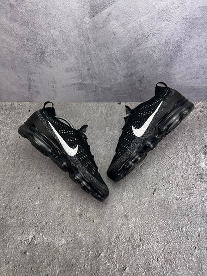 Nike Air VaporMax 2023 Flyknit Oreo - buty sportowe, widok z góry na wewnętrzną stronę butów