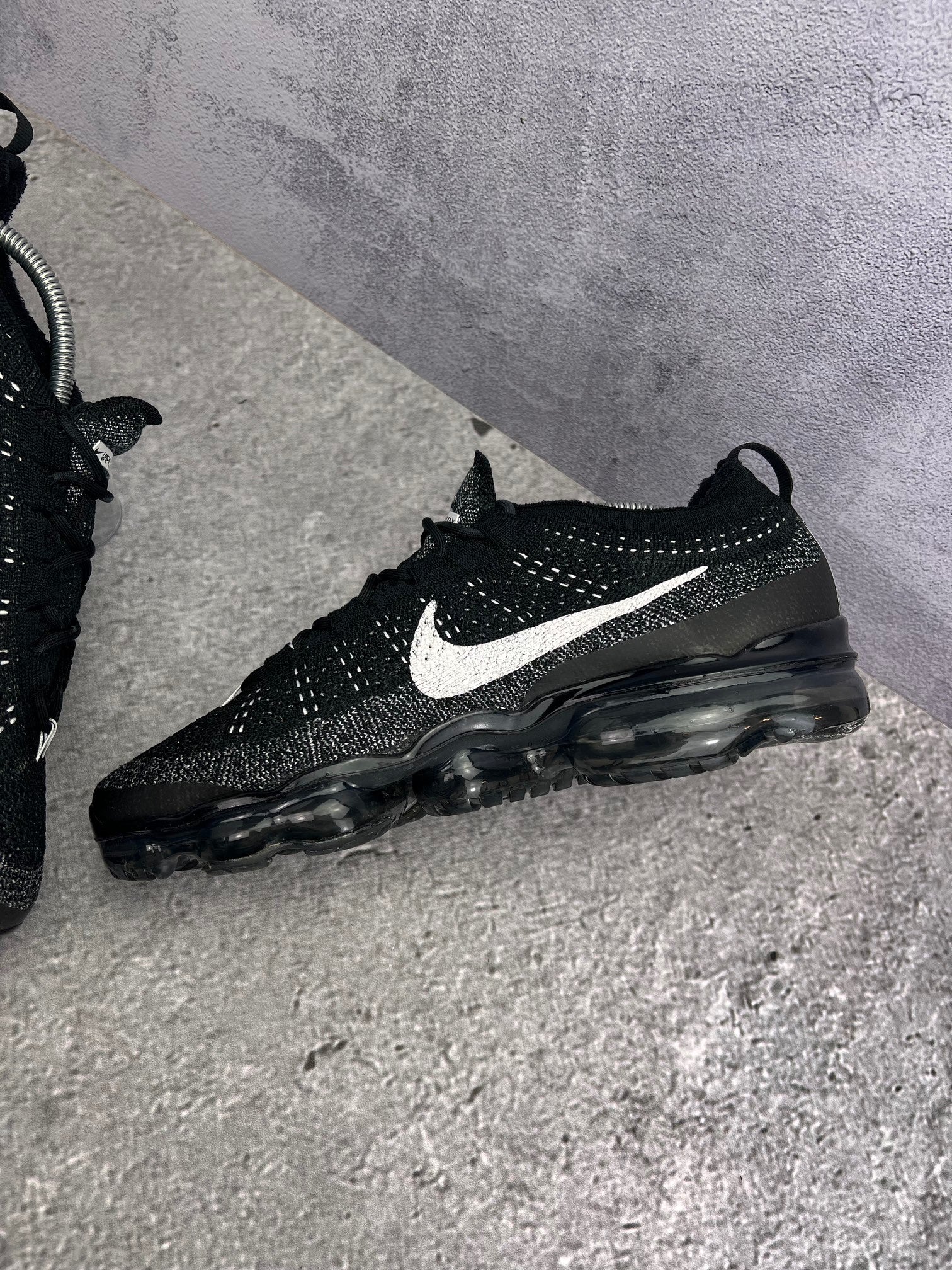Nike Air VaporMax 2023 Flyknit Oreo - buty sportowe, wewnętrzny panel prawego buta
