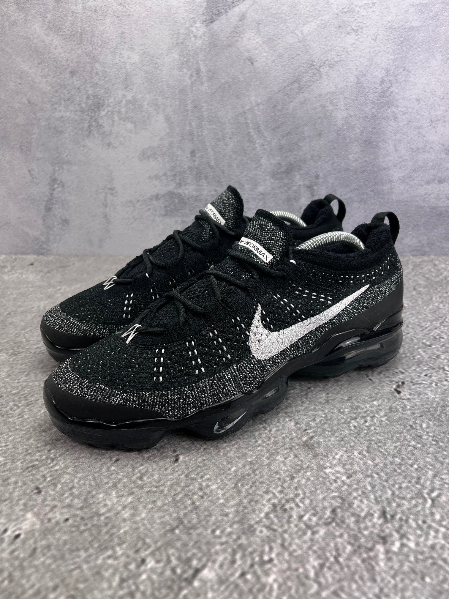 Nike Air VaporMax 2023 Flyknit Oreo - buty sportowe, widok z boku na tle studyjnym