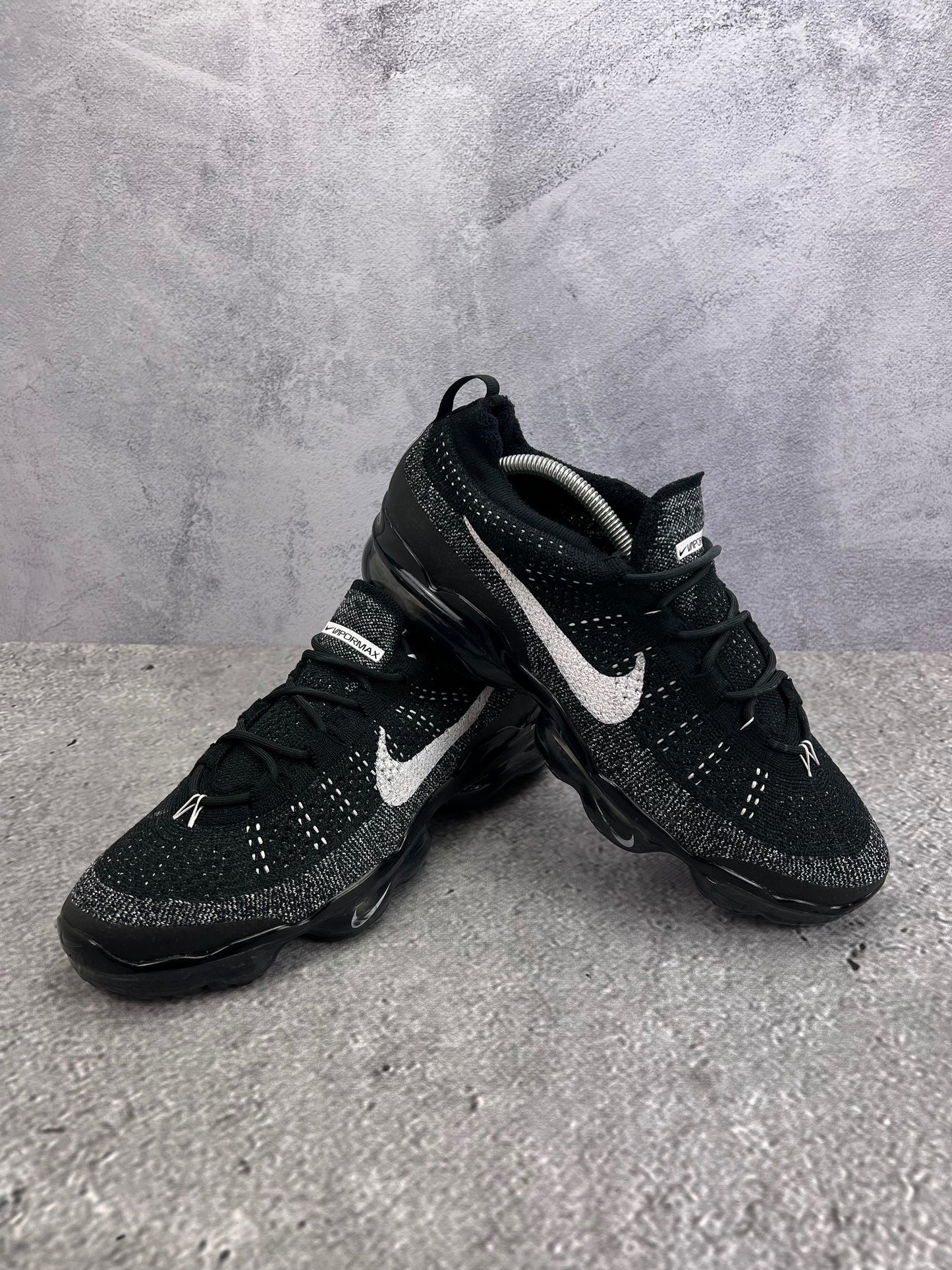 Nike Air VaporMax 2023 Flyknit Oreo - buty sportowe, para butów, widok z boku na tle studyjnym