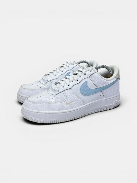 Nike Air Force 1 '07 Light Armory Blue — buty sportowe damskie w bardzo dobrym stanie rozmiar 40.5, widok z boku