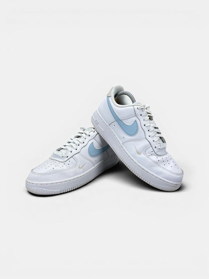 Nike Air Force 1 '07 Light Armory Blue — buty sportowe damskie w bardzo dobrym stanie rozmiar 40.5, boczny profil