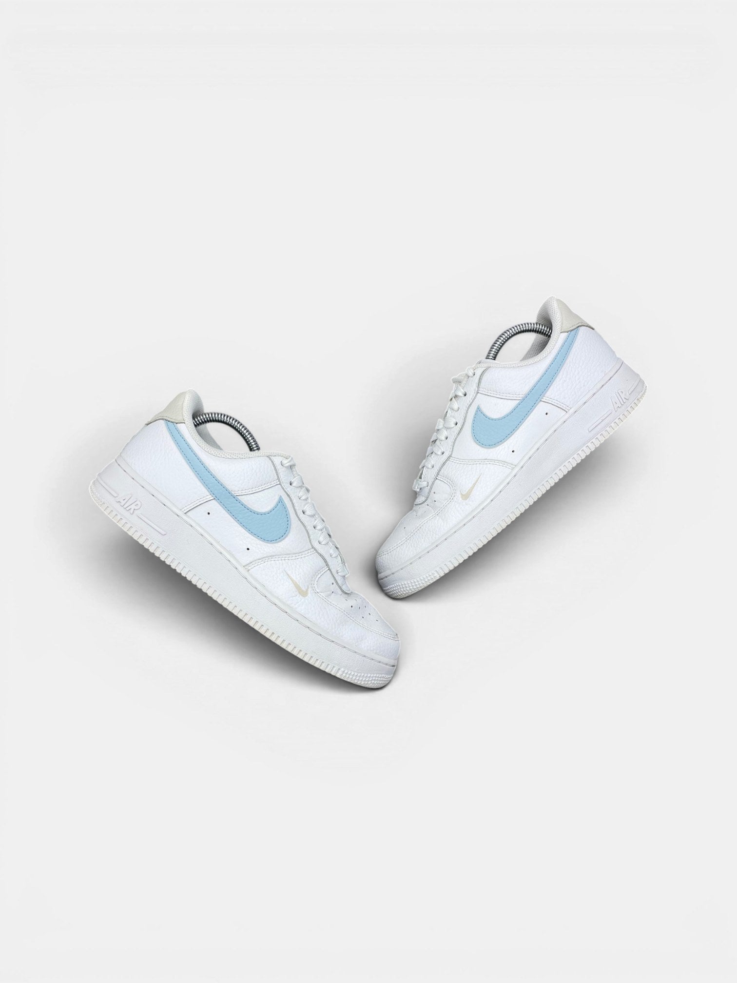 Nike Air Force 1 '07 Light Armory Blue — buty sportowe damskie w bardzo dobrym stanie rozmiar 40.5, widok z góry na zewnętrzną stronę butów