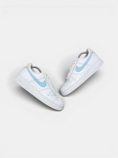 Nike Air Force 1 '07 Light Armory Blue — buty sportowe damskie w bardzo dobrym stanie rozmiar 40.5, widok z góry na zewnętrzną stronę butów