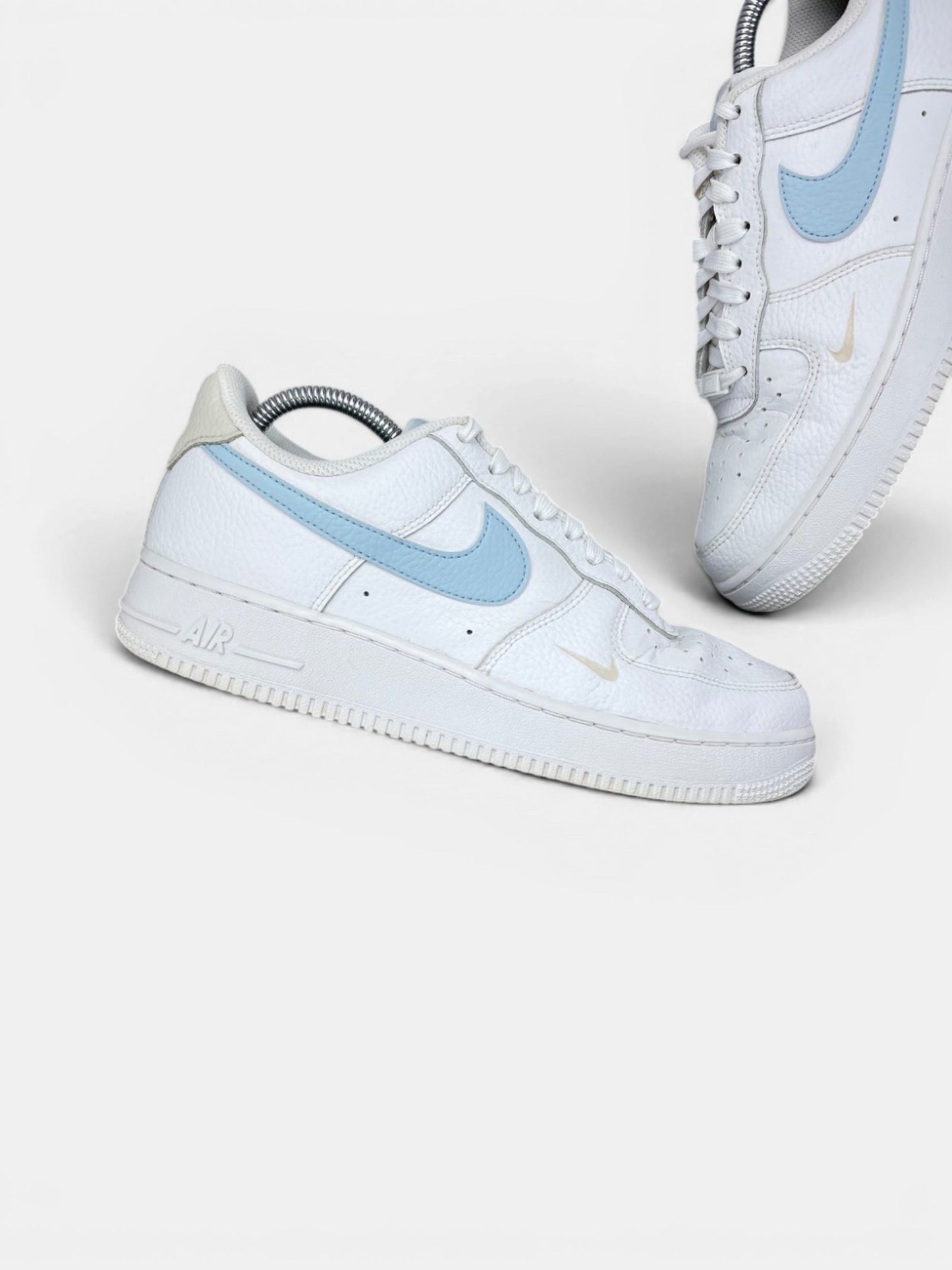 Nike Air Force 1 '07 Light Armory Blue — buty sportowe damskie w bardzo dobrym stanie rozmiar 40.5, zewnętrzny panel prawego buta