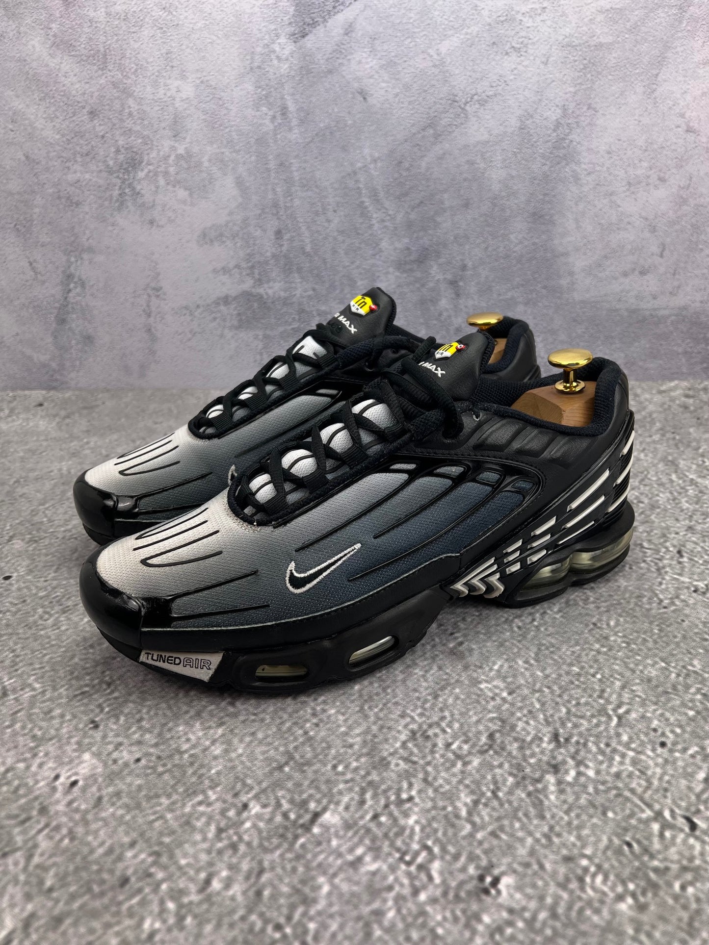 Nike Air Max Plus 3 'Black White' Black White - buty sportowe, widok z boku na tle studyjnym