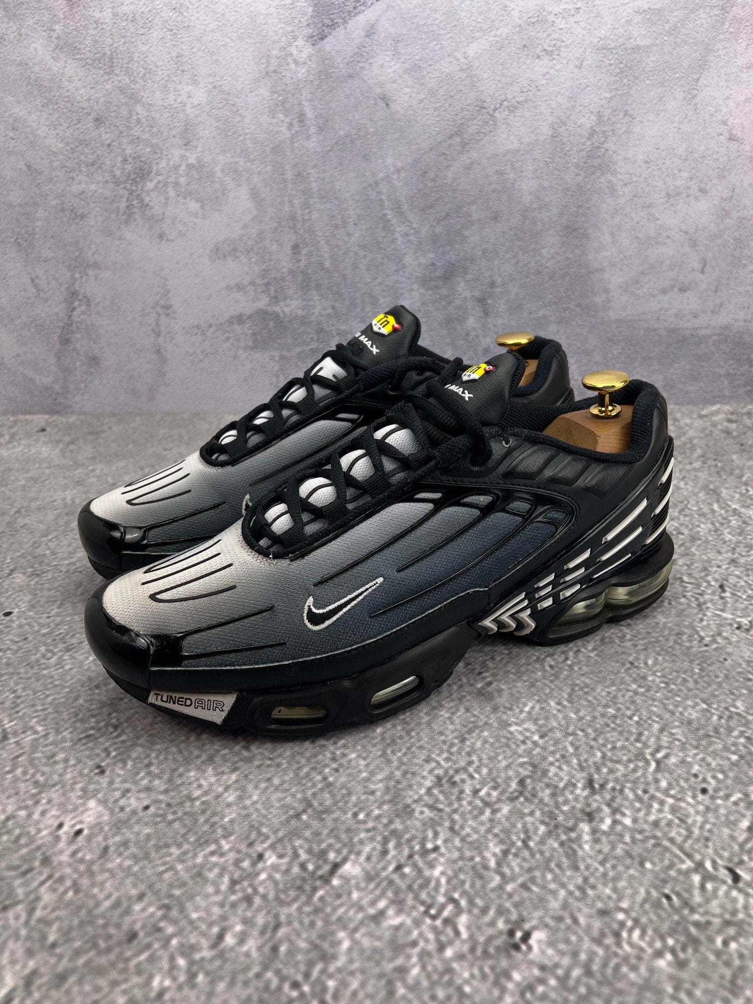 Nike Air Max Plus 3 'Black White' Black White - buty sportowe, widok z boku na tle studyjnym