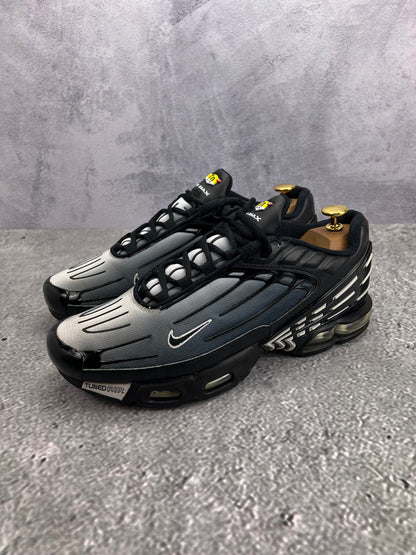 Nike Air Max Plus 3 'Black White' Black White - buty sportowe, widok z boku na tle studyjnym