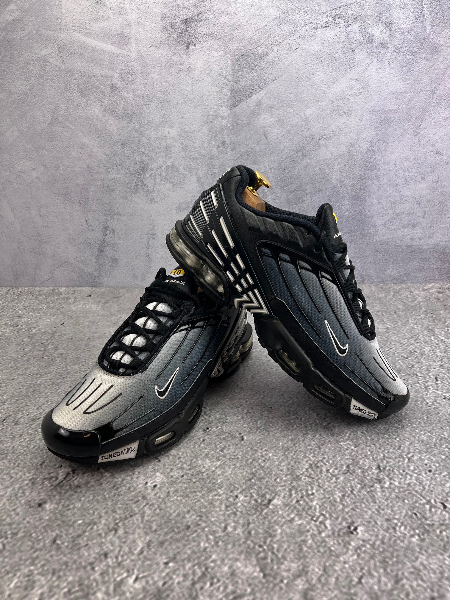 Nike Air Max Plus 3 'Black White' Black White - buty sportowe, para butów, widok z boku na tle studyjnym