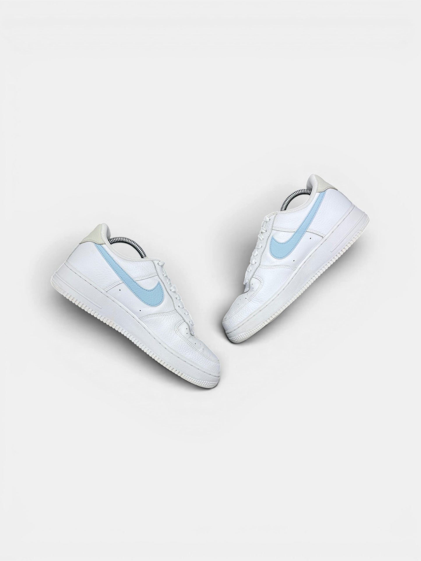 Nike Air Force 1 '07 Light Armory Blue — buty sportowe damskie w bardzo dobrym stanie rozmiar 40.5, widok z góry na wewnętrzną stronę butów