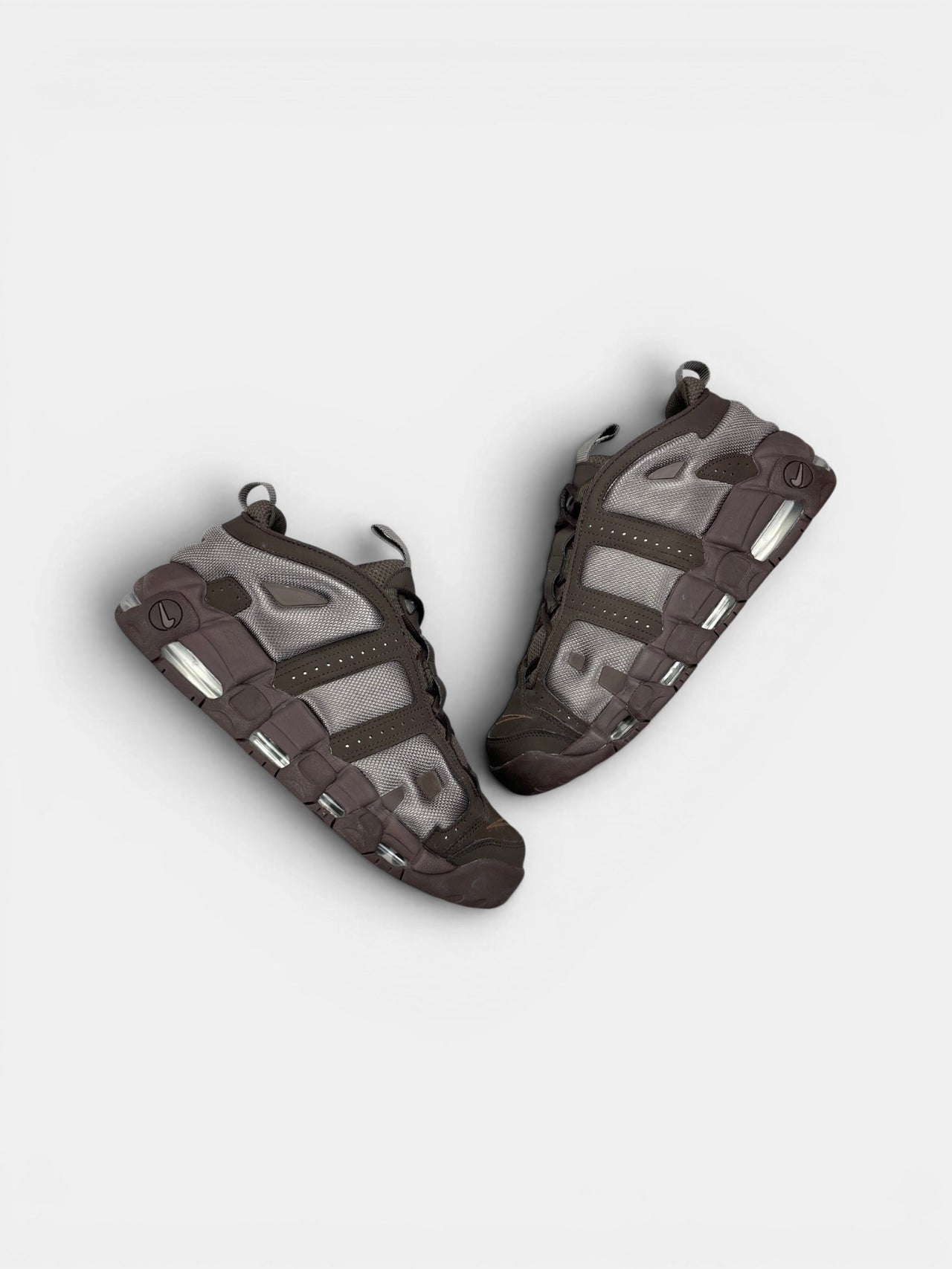 Nike Air More Uptempo Low Baroque Brown — buty sportowe męskie w bardzo dobrym stanie rozmiar 44, widok z góry na zewnętrzną stronę butów