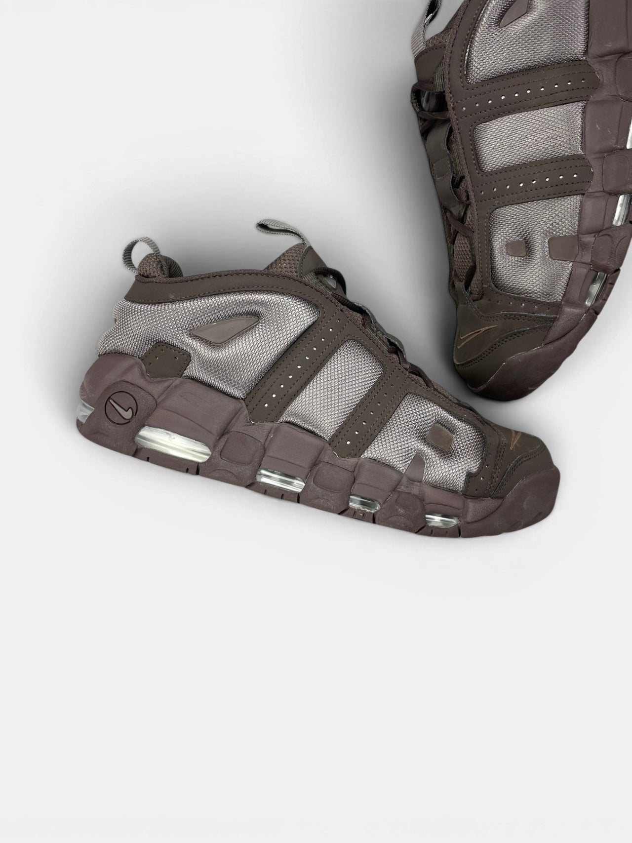 Nike Air More Uptempo Low Baroque Brown — buty sportowe męskie w bardzo dobrym stanie rozmiar 44, zewnętrzny panel prawego buta