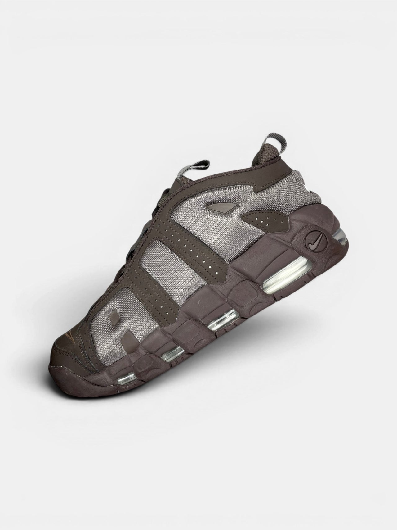 Nike Air More Uptempo Low Baroque Brown — buty sportowe męskie w bardzo dobrym stanie rozmiar 44, zewnętrzny panel lewego buta