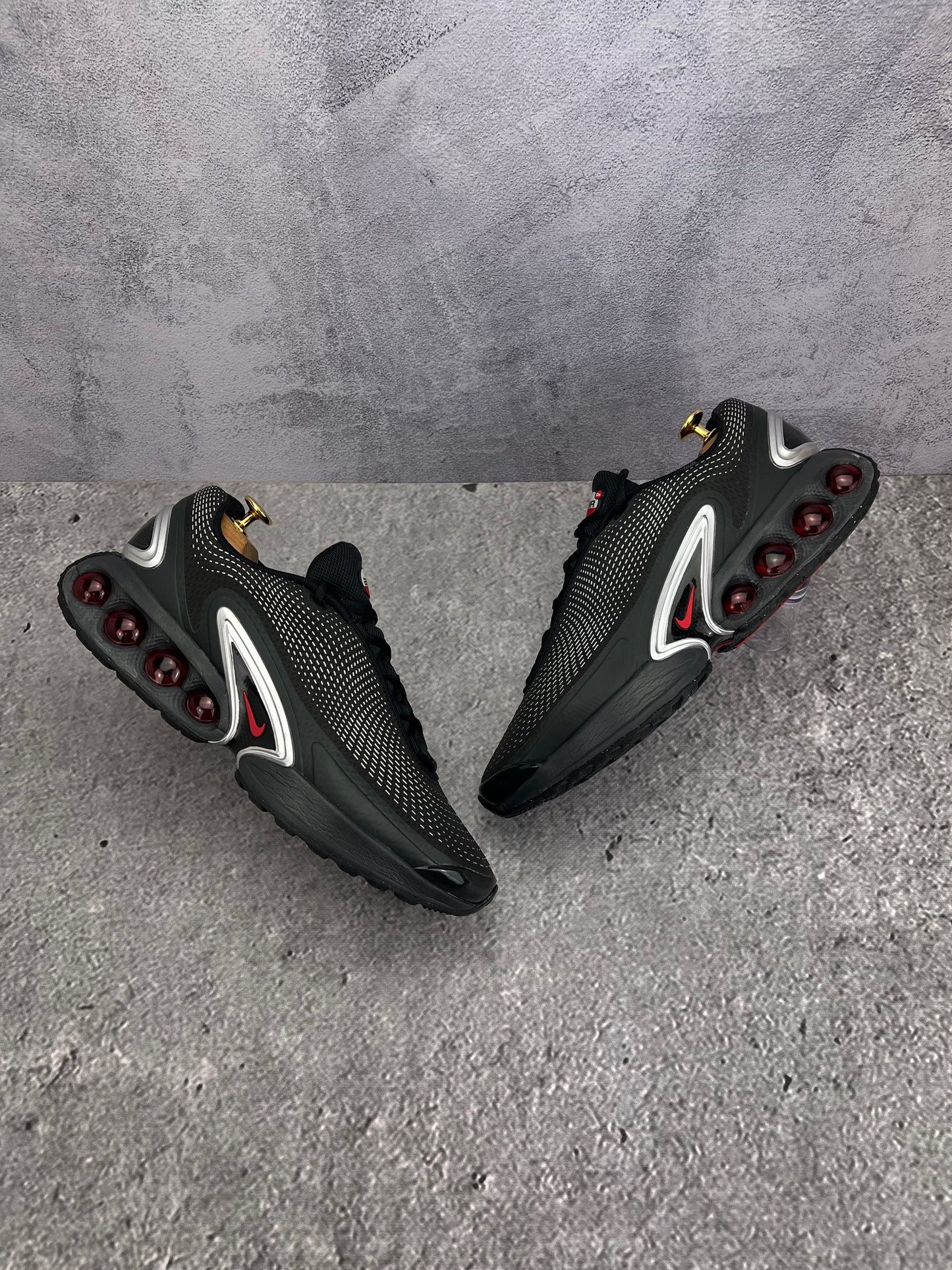 Nike Air Max Dn — buty sportowe męskie w bardzo dobrym stanie rozmiar 44, widok z góry na zewnętrzną stronę butów