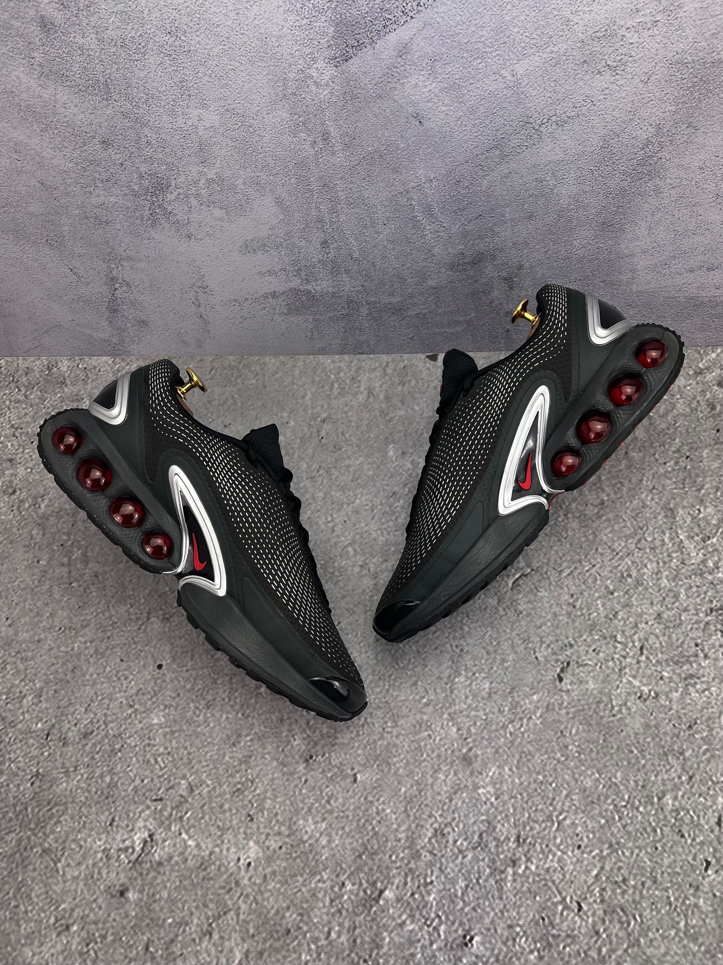 Nike Air Max Dn — buty sportowe męskie w bardzo dobrym stanie rozmiar 44, widok z góry na wewnętrzną stronę butów