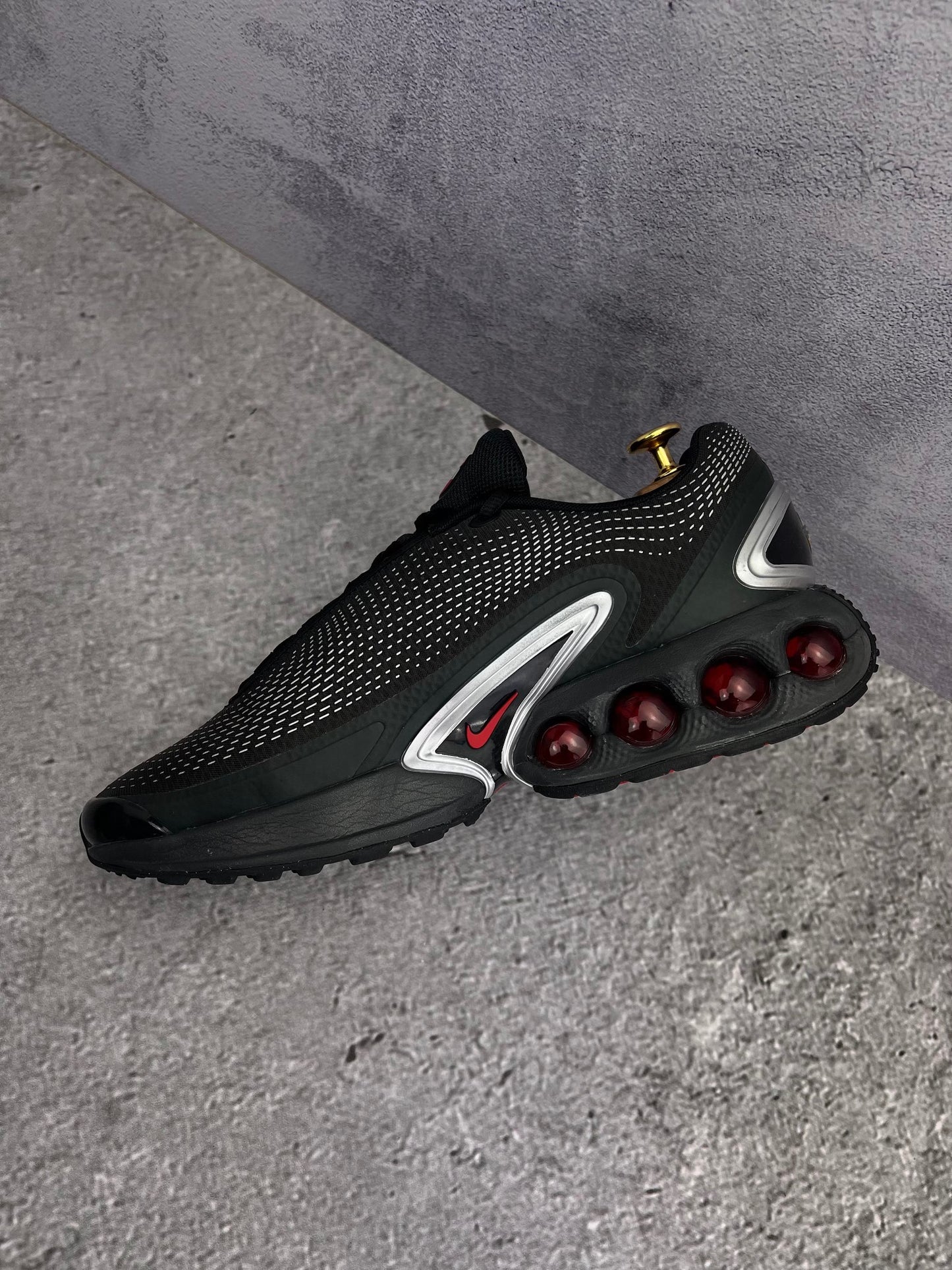Nike Air Max Dn — buty sportowe męskie w bardzo dobrym stanie rozmiar 44, wewnętrzny panel prawego buta