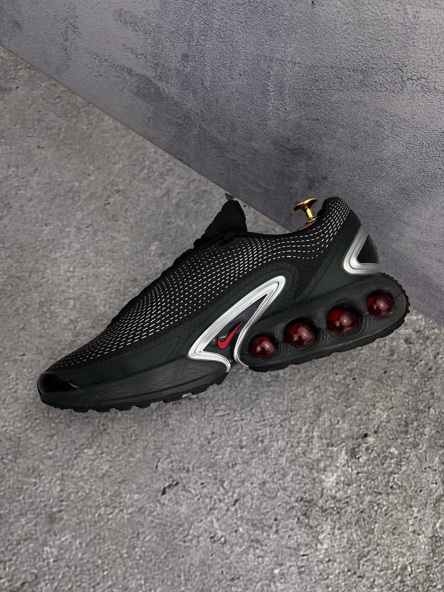 Nike Air Max Dn — buty sportowe męskie w bardzo dobrym stanie rozmiar 44, wewnętrzny panel prawego buta