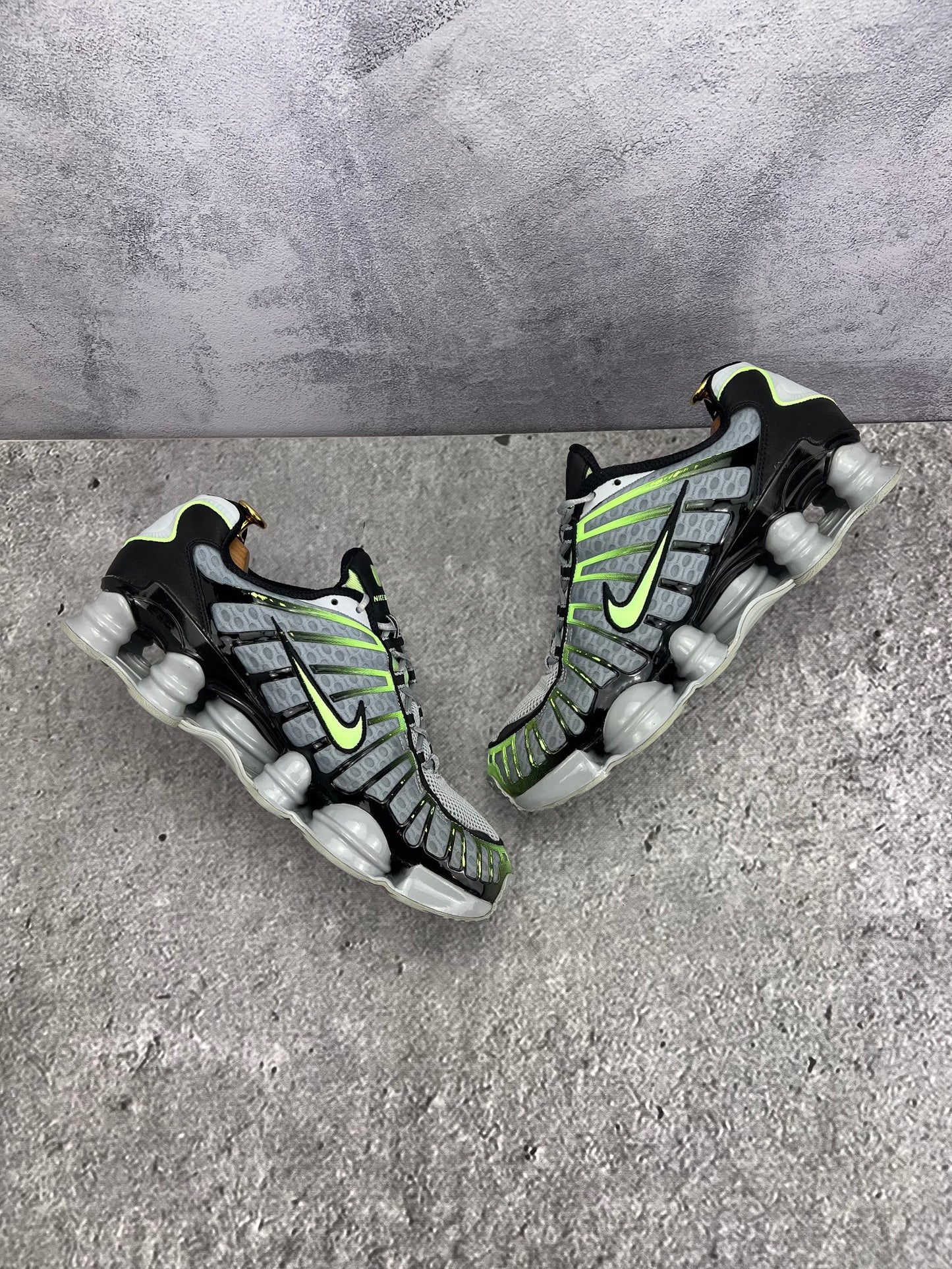 Nike Shox TL Wolf Grey Lime - buty sportowe, widok z góry na zewnętrzną stronę butów