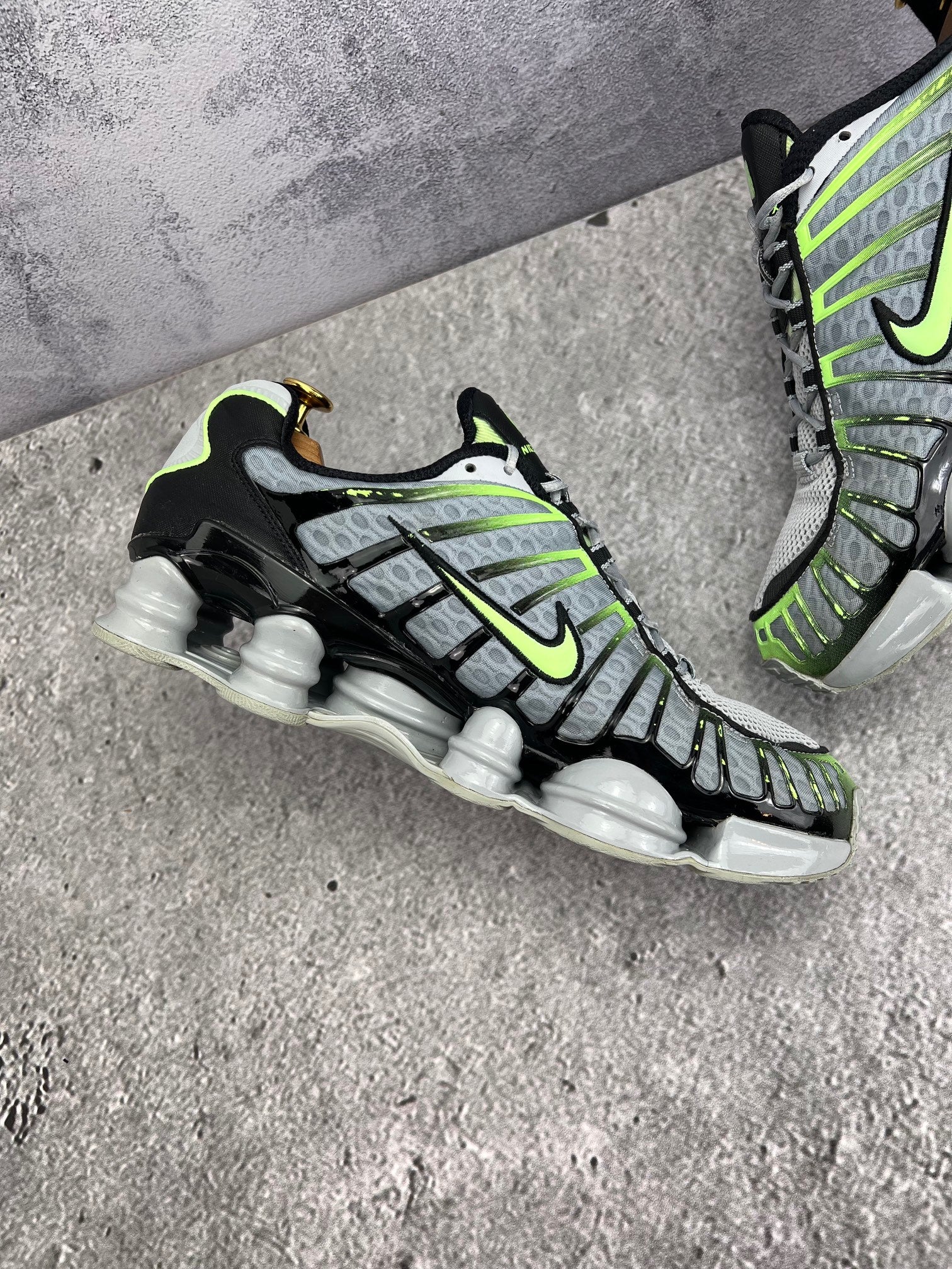 Nike Shox TL Wolf Grey Lime - buty sportowe, zewnętrzny panel prawego buta