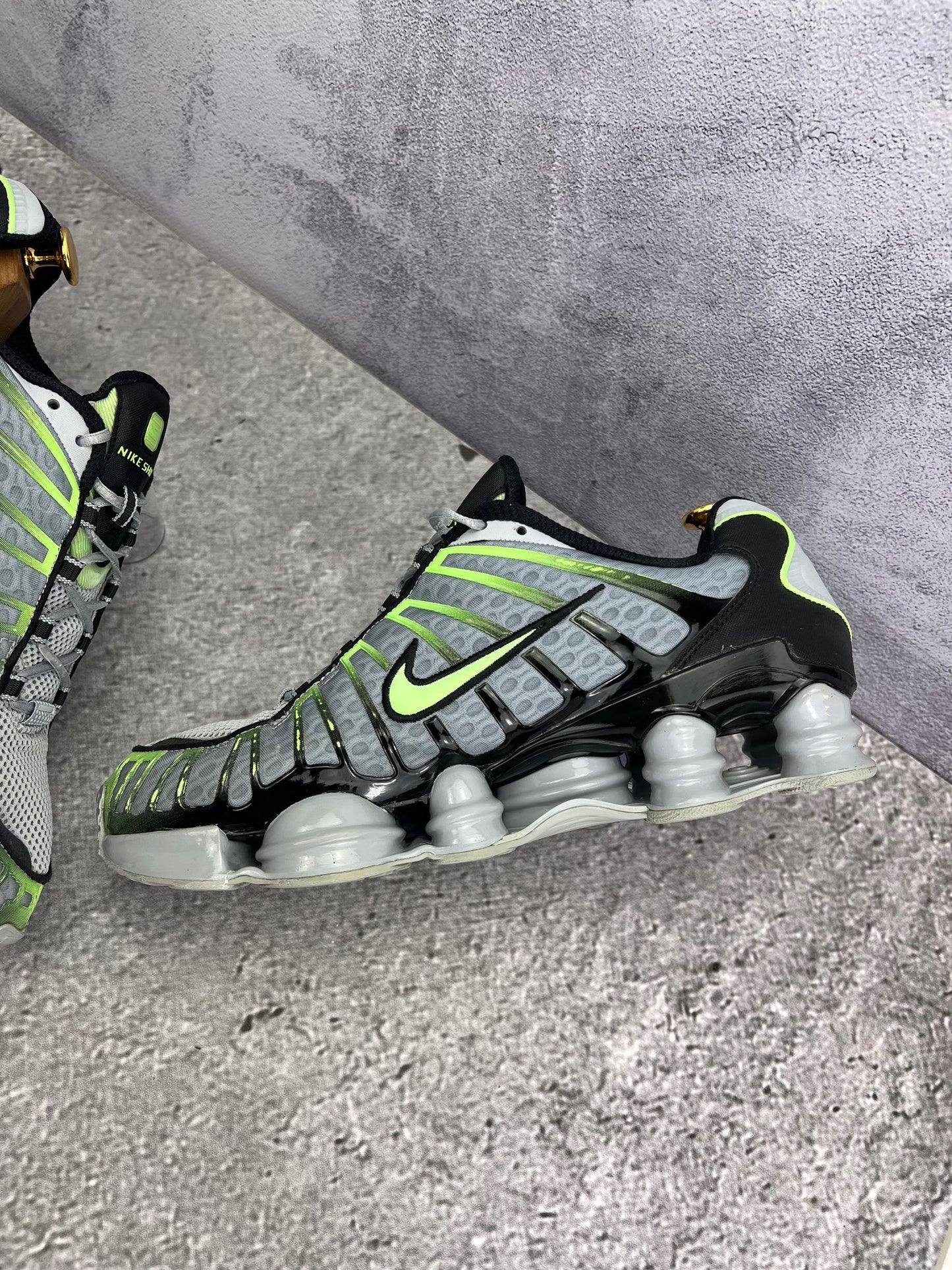 Nike Shox TL Wolf Grey Lime - buty sportowe, zewnętrzny panel lewego buta