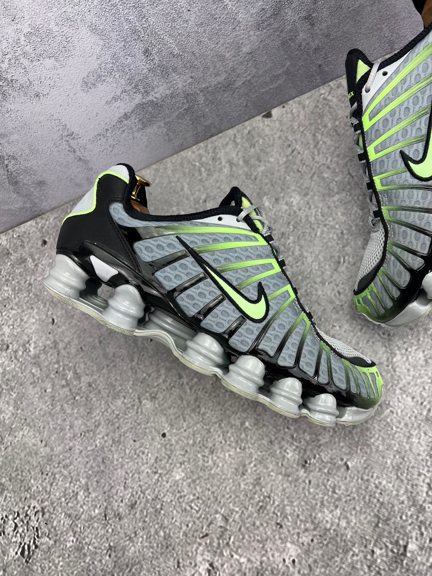 Nike Shox TL Wolf Grey Lime - buty sportowe, wewnętrzny panel lewego buta