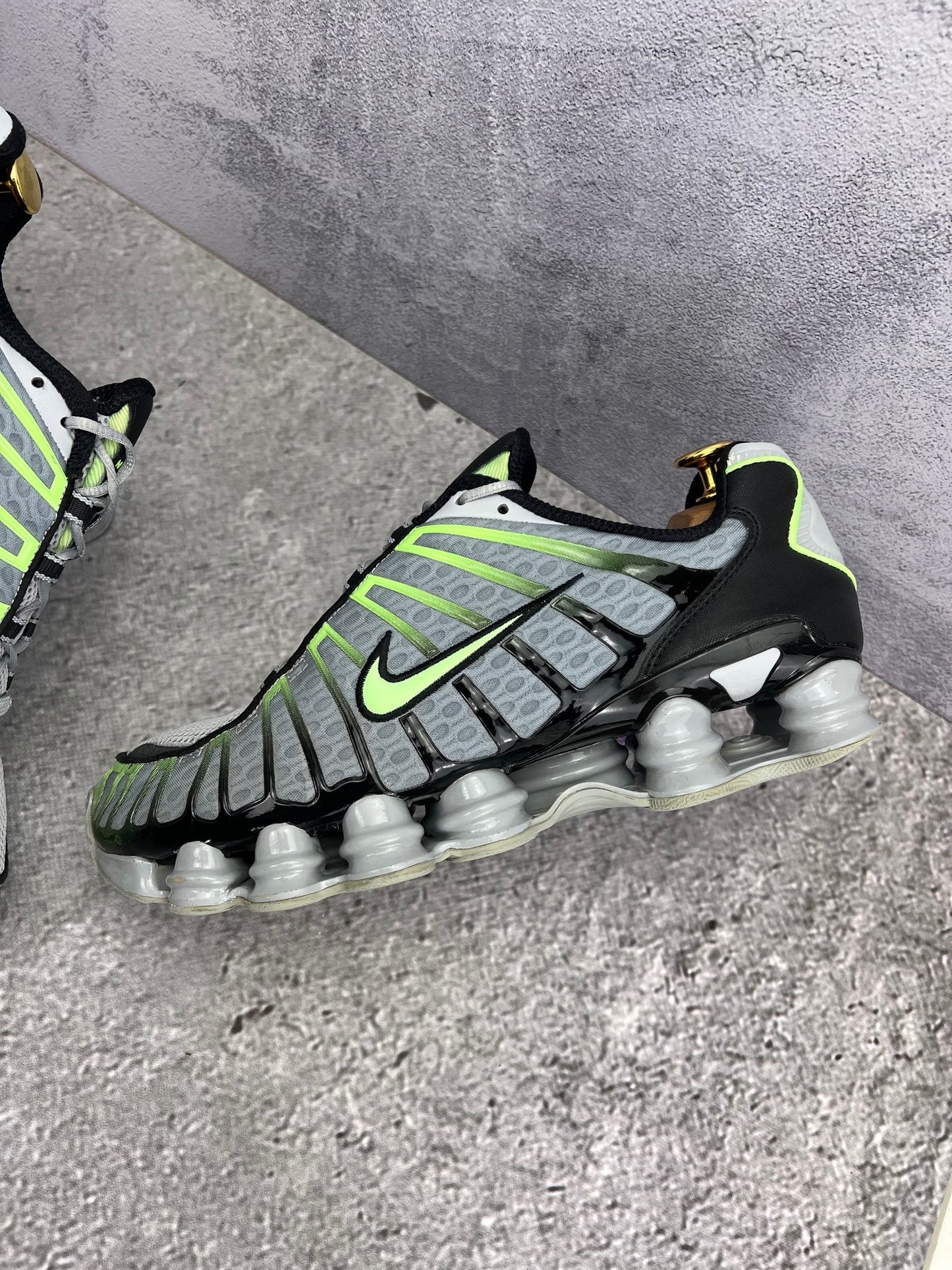 Nike Shox TL Wolf Grey Lime - buty sportowe, wewnętrzny panel prawego buta