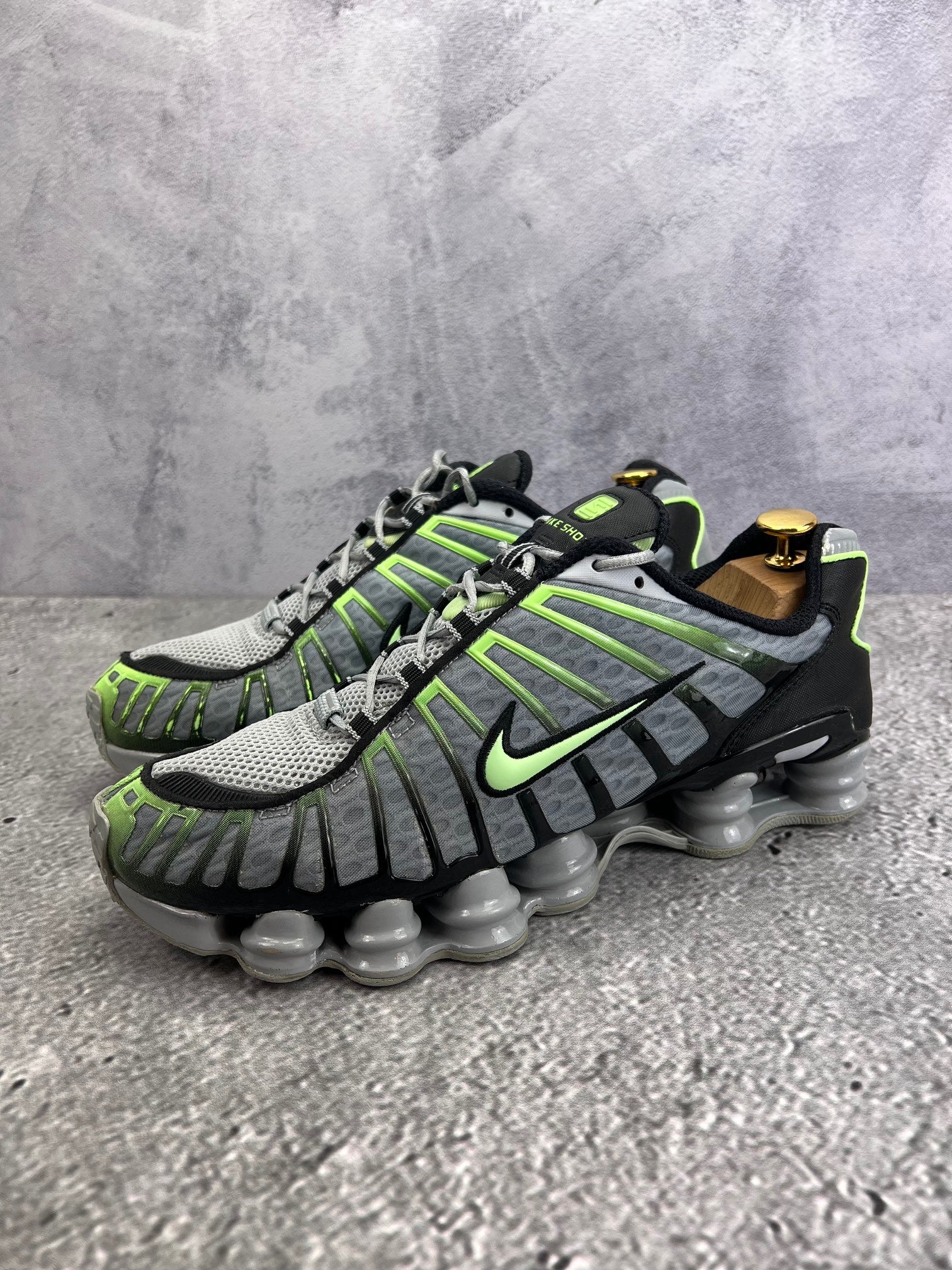 Nike Shox TL Wolf Grey Lime - buty sportowe, widok z boku na tle studyjnym