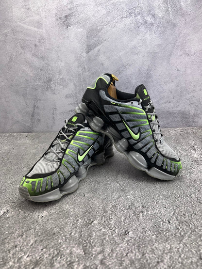 Nike Shox TL Wolf Grey Lime - buty sportowe, para butów, widok z boku na tle studyjnym