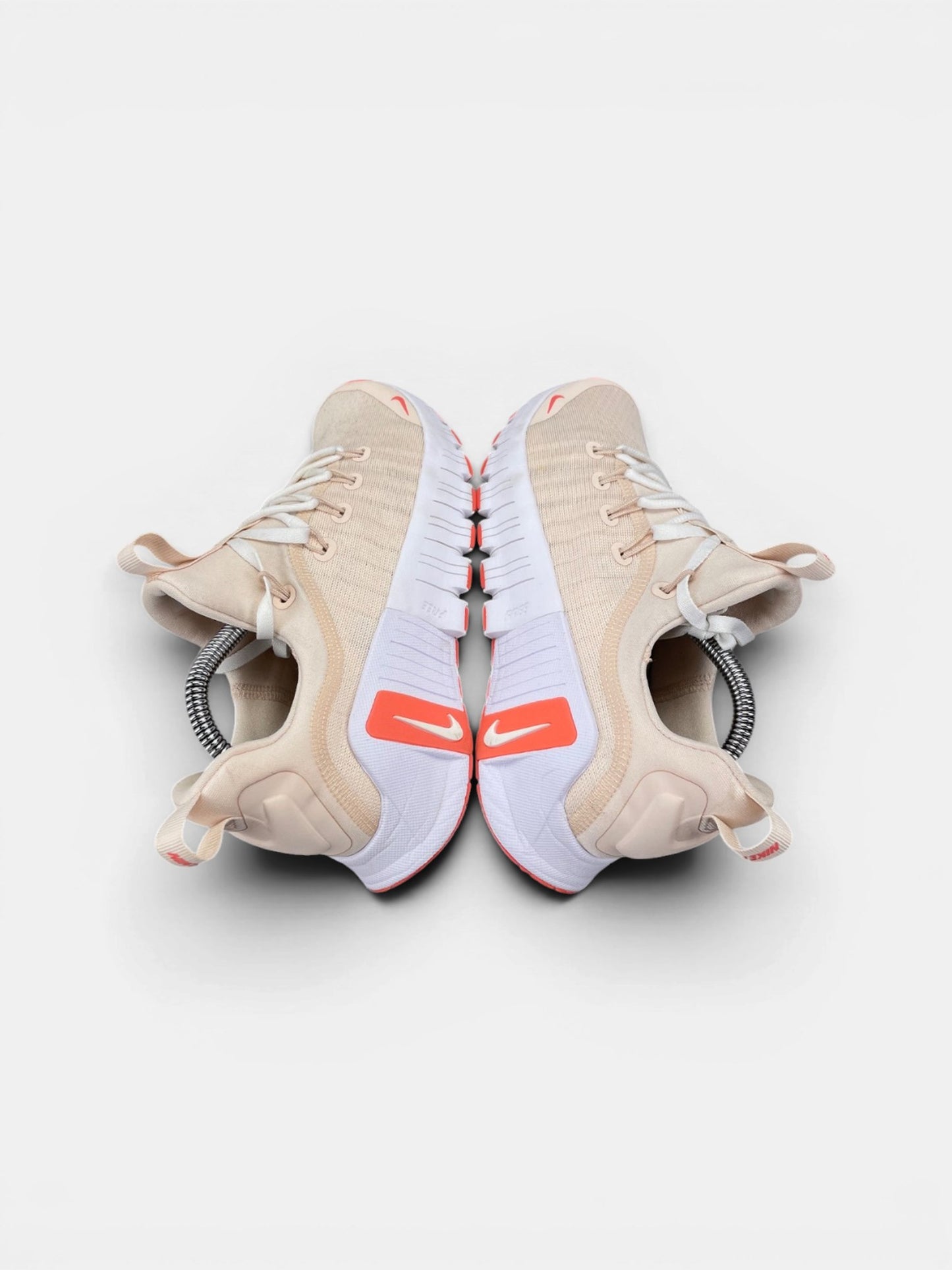 Nike Free Metcon 6 Guava Ice — buty sportowe damskie w bardzo dobrym stanie rozmiar 38, widok z góry na zewnętrzną stronę butów