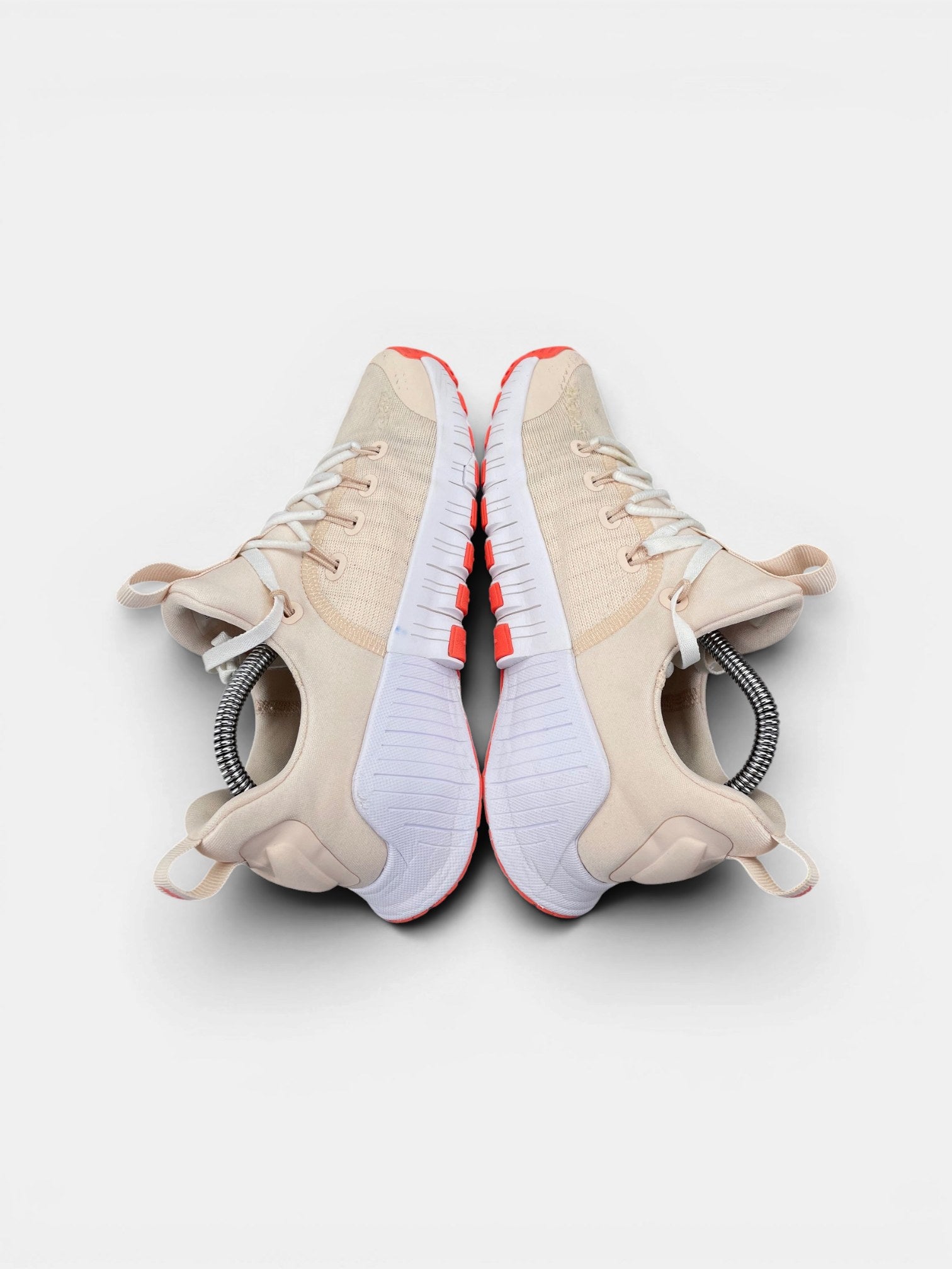 Nike Free Metcon 6 Guava Ice — buty sportowe damskie w bardzo dobrym stanie rozmiar 38, zewnętrzny panel prawego buta