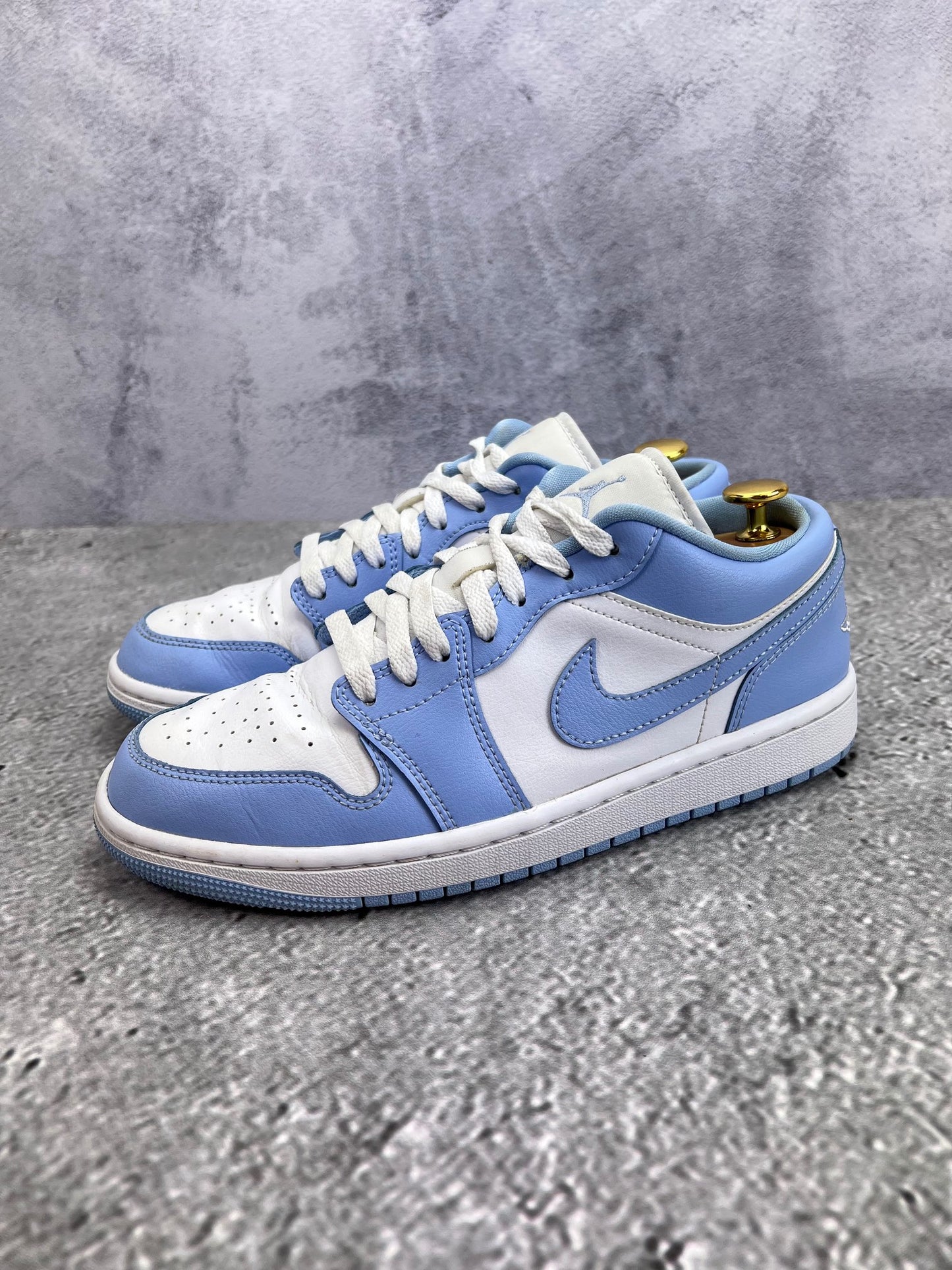 Jordan Air Jordan 1 Low Aluminum - buty sportowe, widok z boku na tle studyjnym