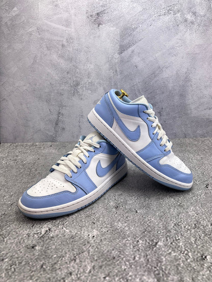 Jordan Air Jordan 1 Low Aluminum - buty sportowe, para butów, widok z boku na tle studyjnym