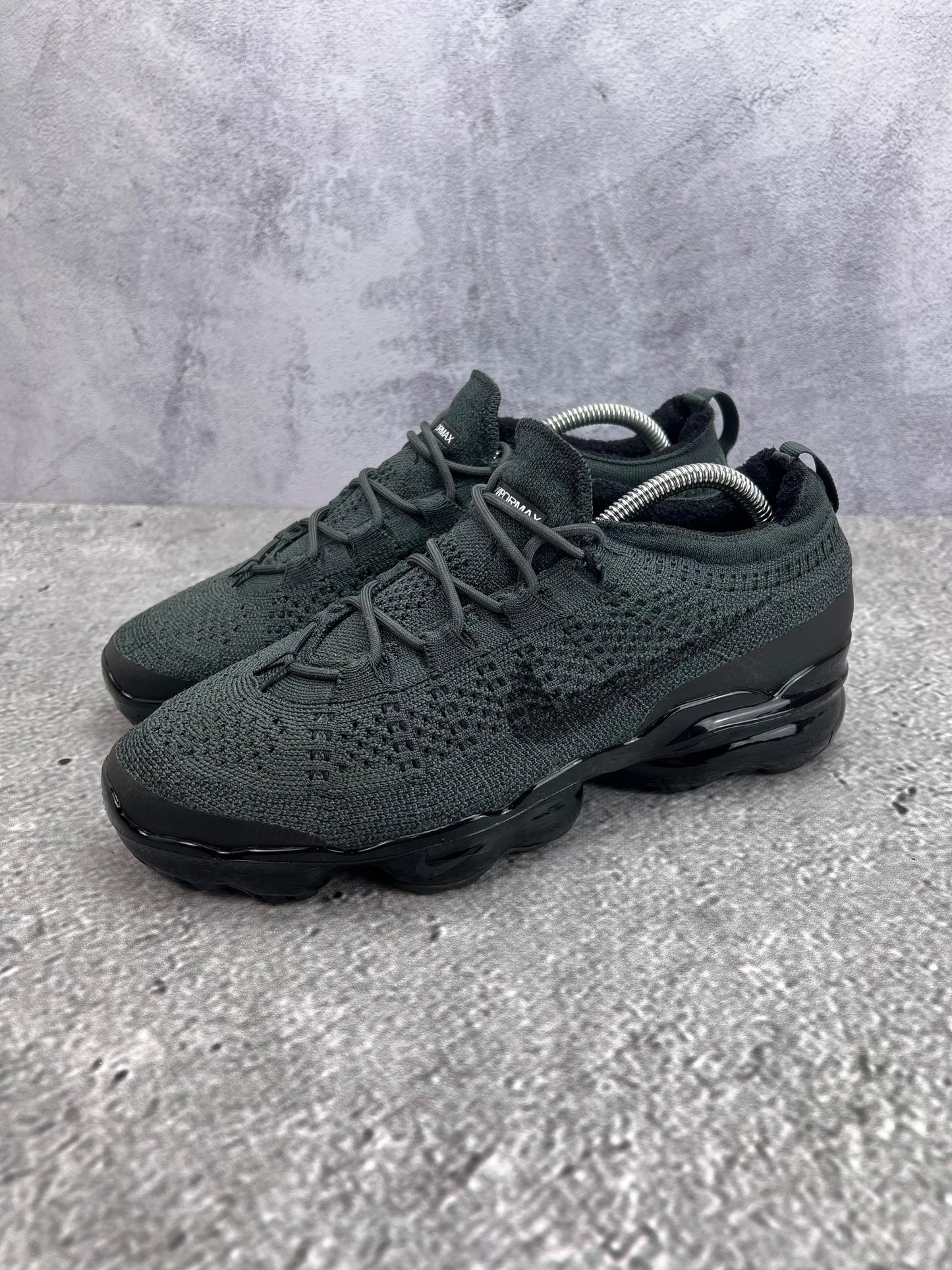 Nike Air VaporMax 2023 Flyknit Anthracite Black - buty sportowe, widok z boku na tle studyjnym