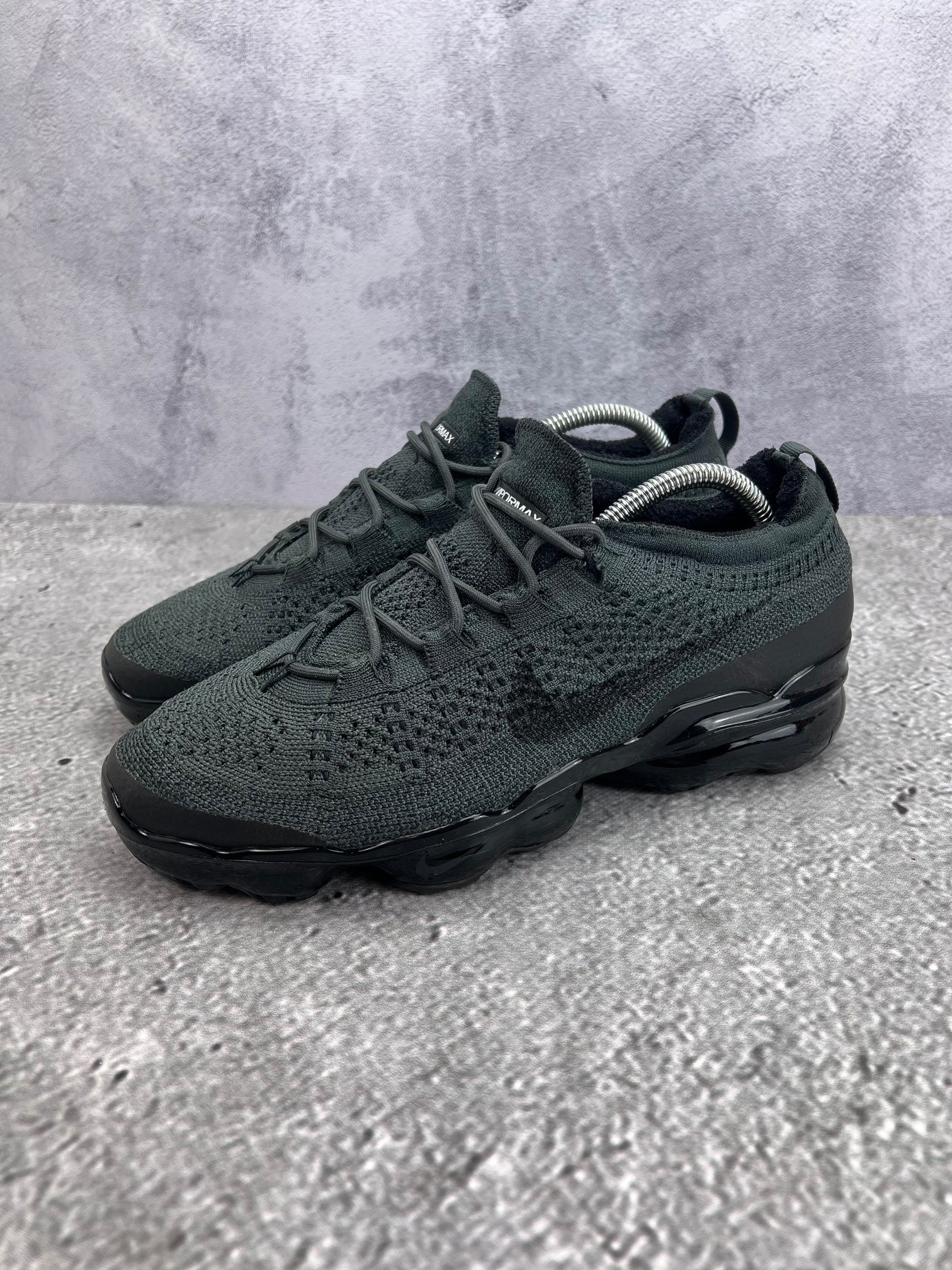 Nike Air VaporMax 2023 Flyknit Anthracite Black - buty sportowe, widok z boku na tle studyjnym